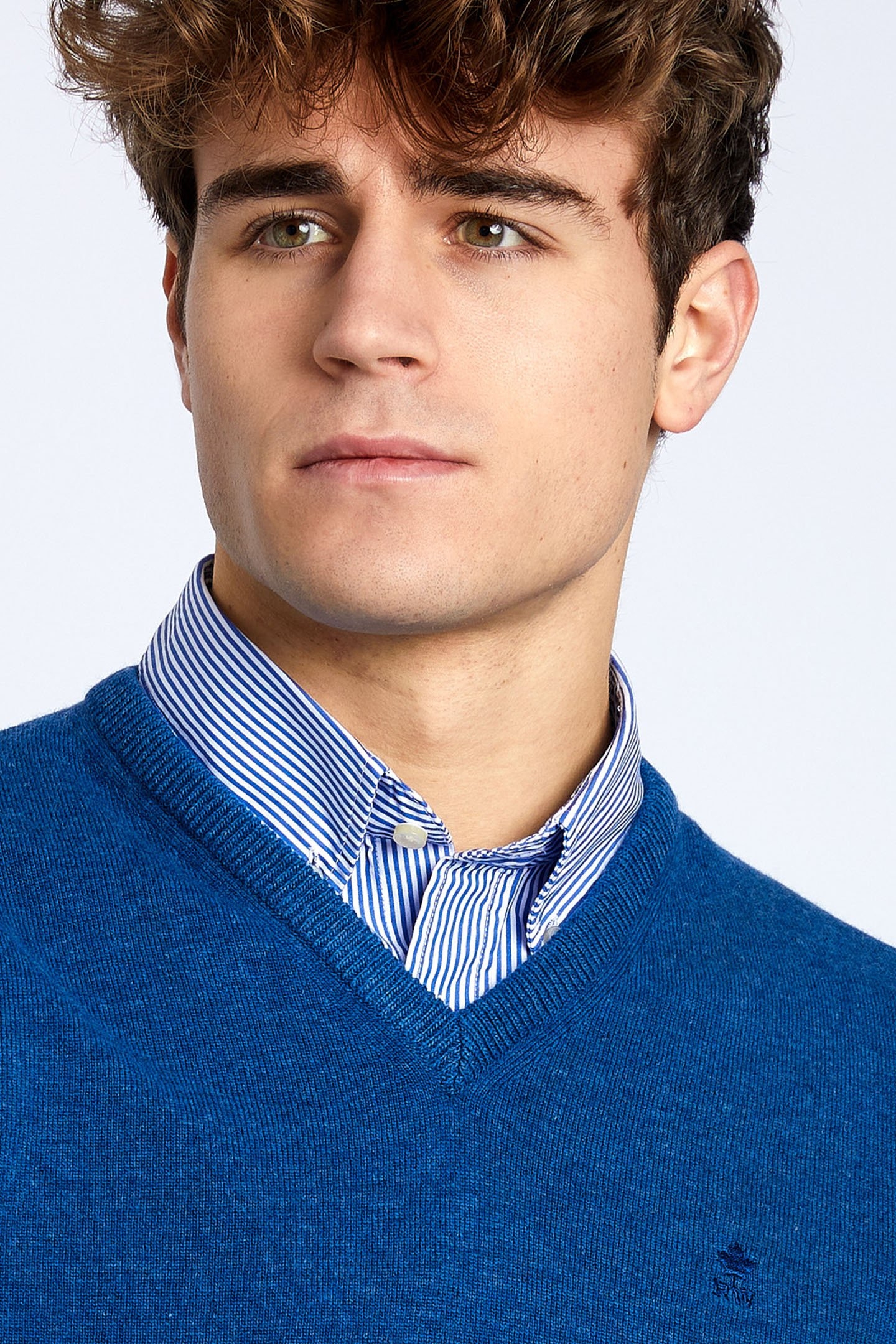 BASIC V-NECK PULLOVER IN BLUE 5