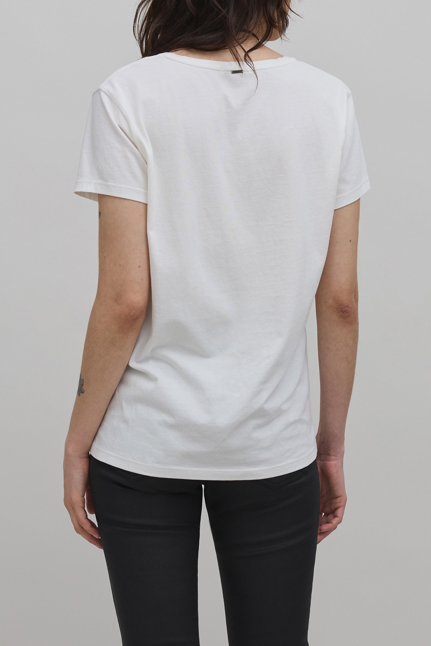 OFF-WHITE SKULL AND CROSSBONES T-SHIRT 2