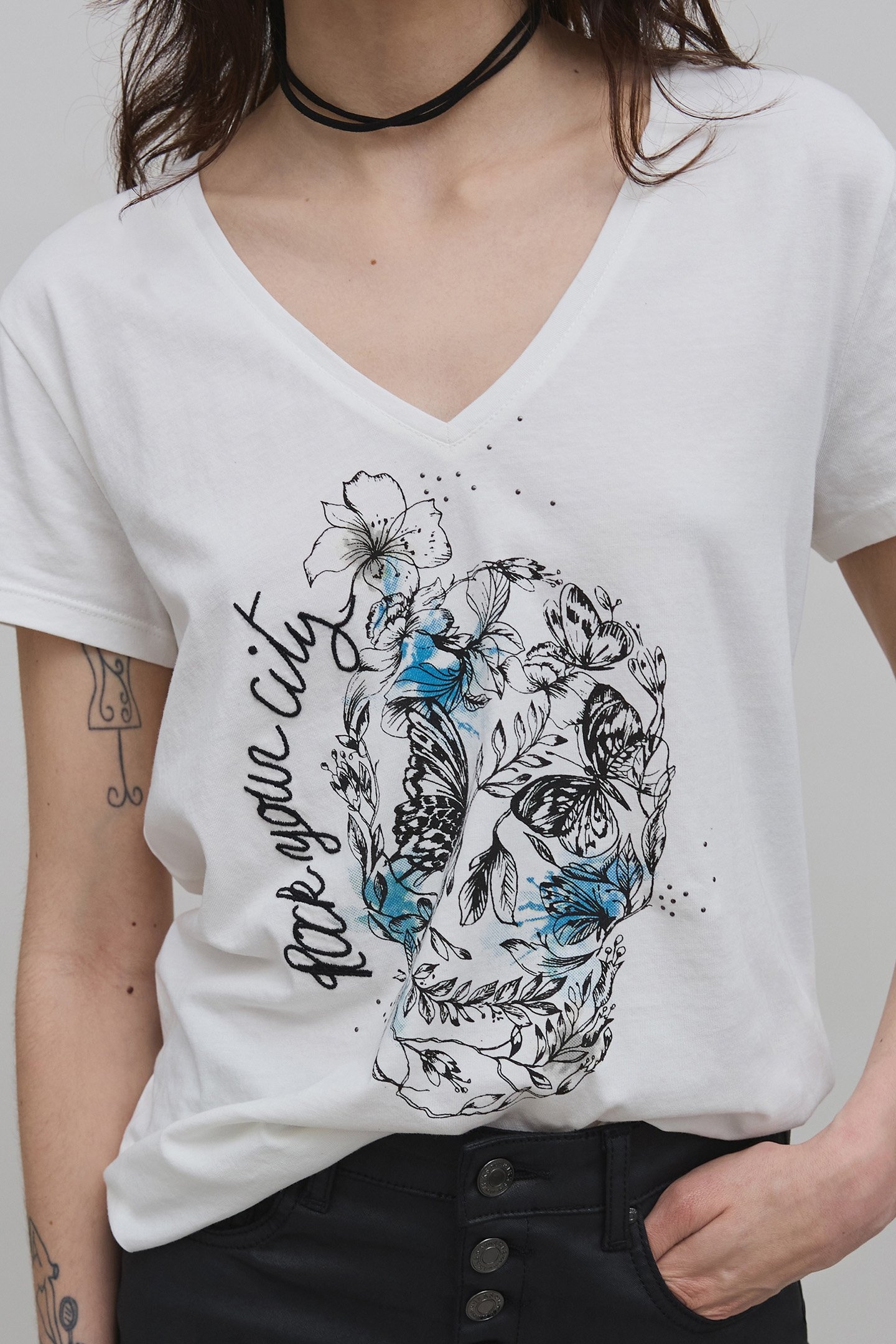 OFF-WHITE SKULL AND CROSSBONES T-SHIRT 5