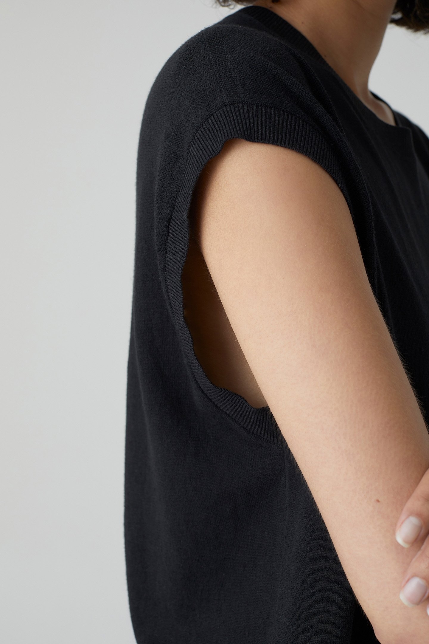 SLEEVELESS TOP KNITS BLACK 4