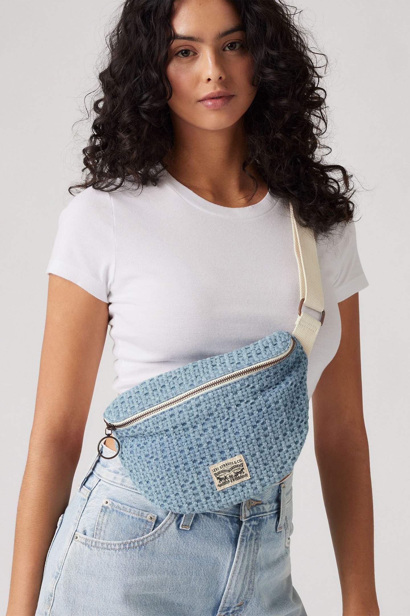 LEVI'S® DEVON CROSSBODY BAG IN SEERSUCKER WASH 2