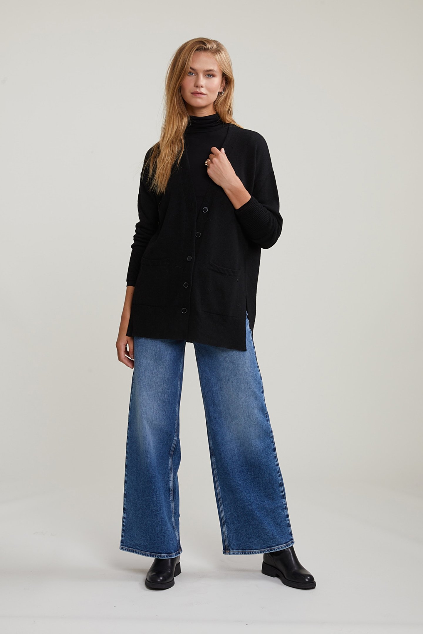 BLACK V-NECK BUTTONED CARDIGAN 2 POCKETS 3