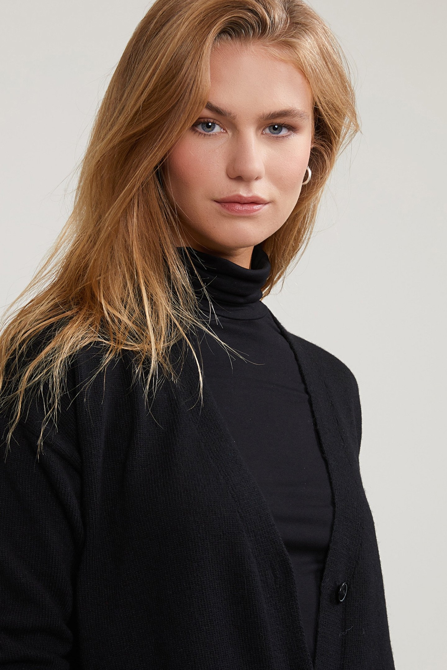 BLACK V-NECK BUTTONED CARDIGAN 2 POCKETS 4