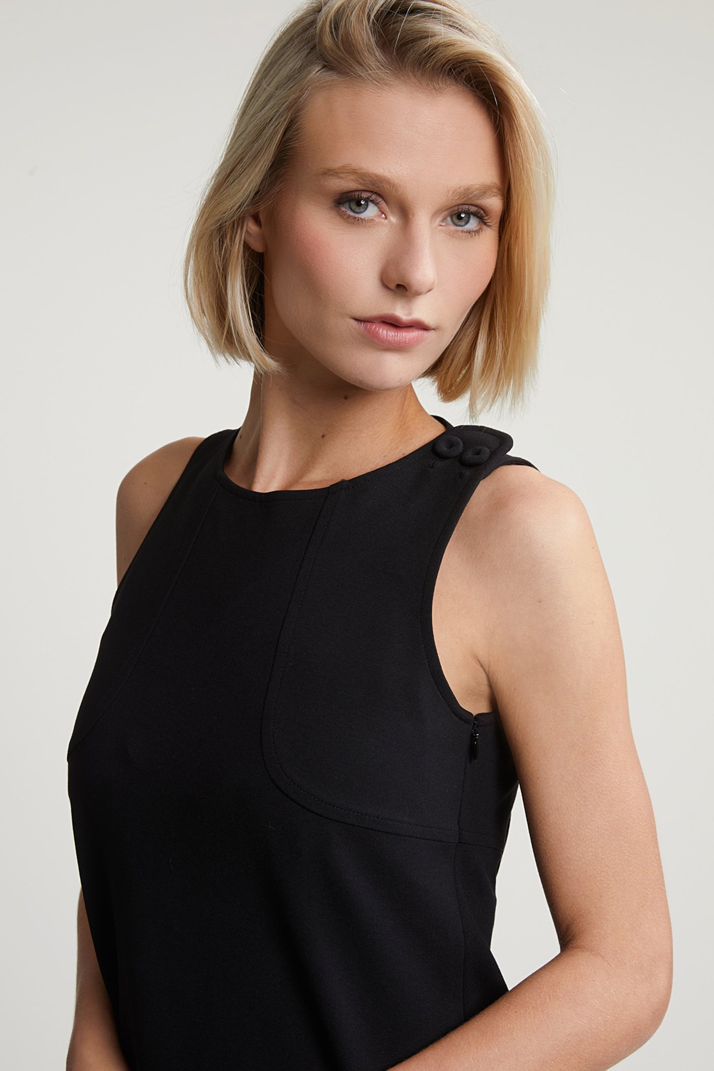 BLACK SLEEVELESS SHORT ROUND NECK DRESS 3