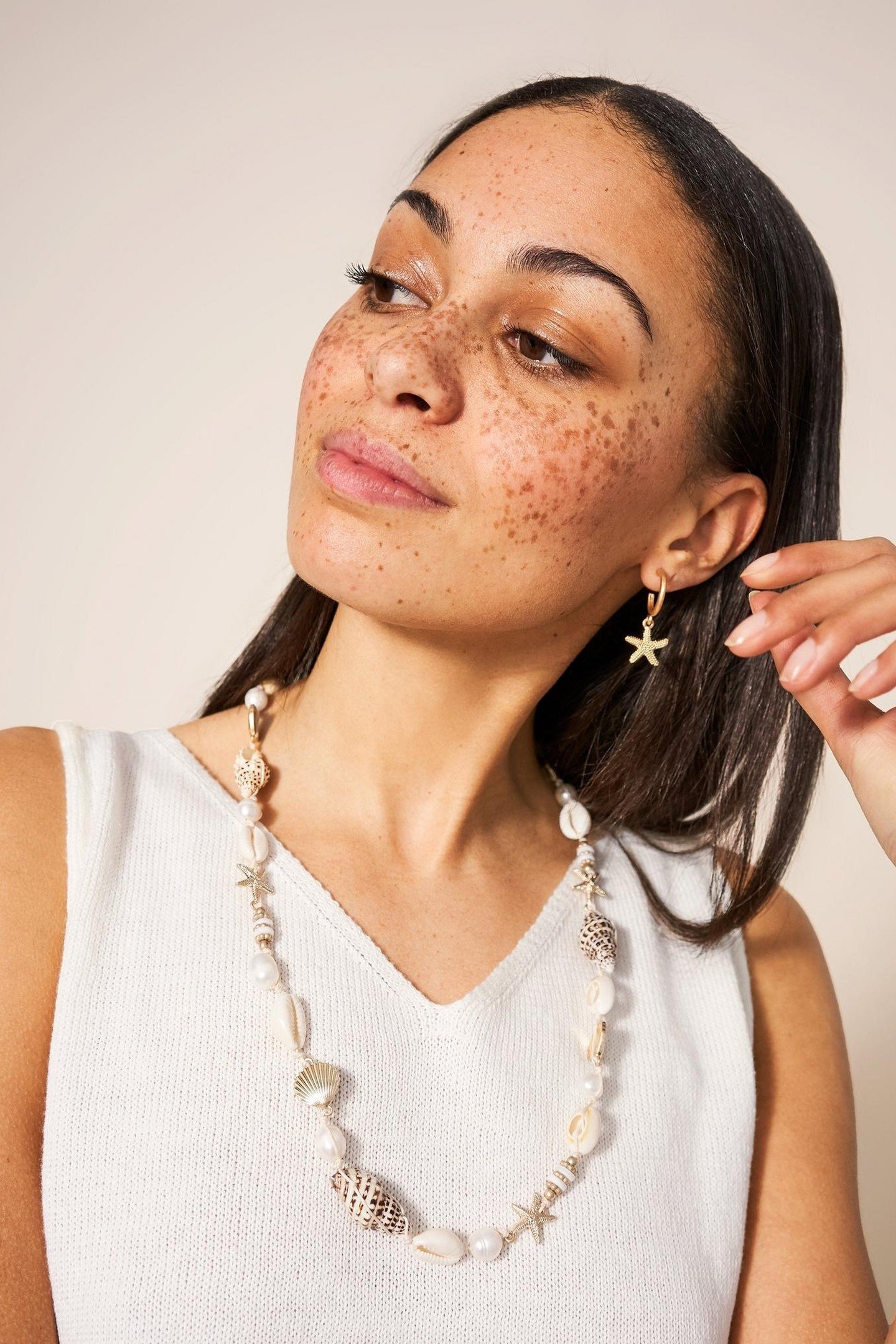 SHELL CHARM NECKLACE GOLD TONE METALLIC 3