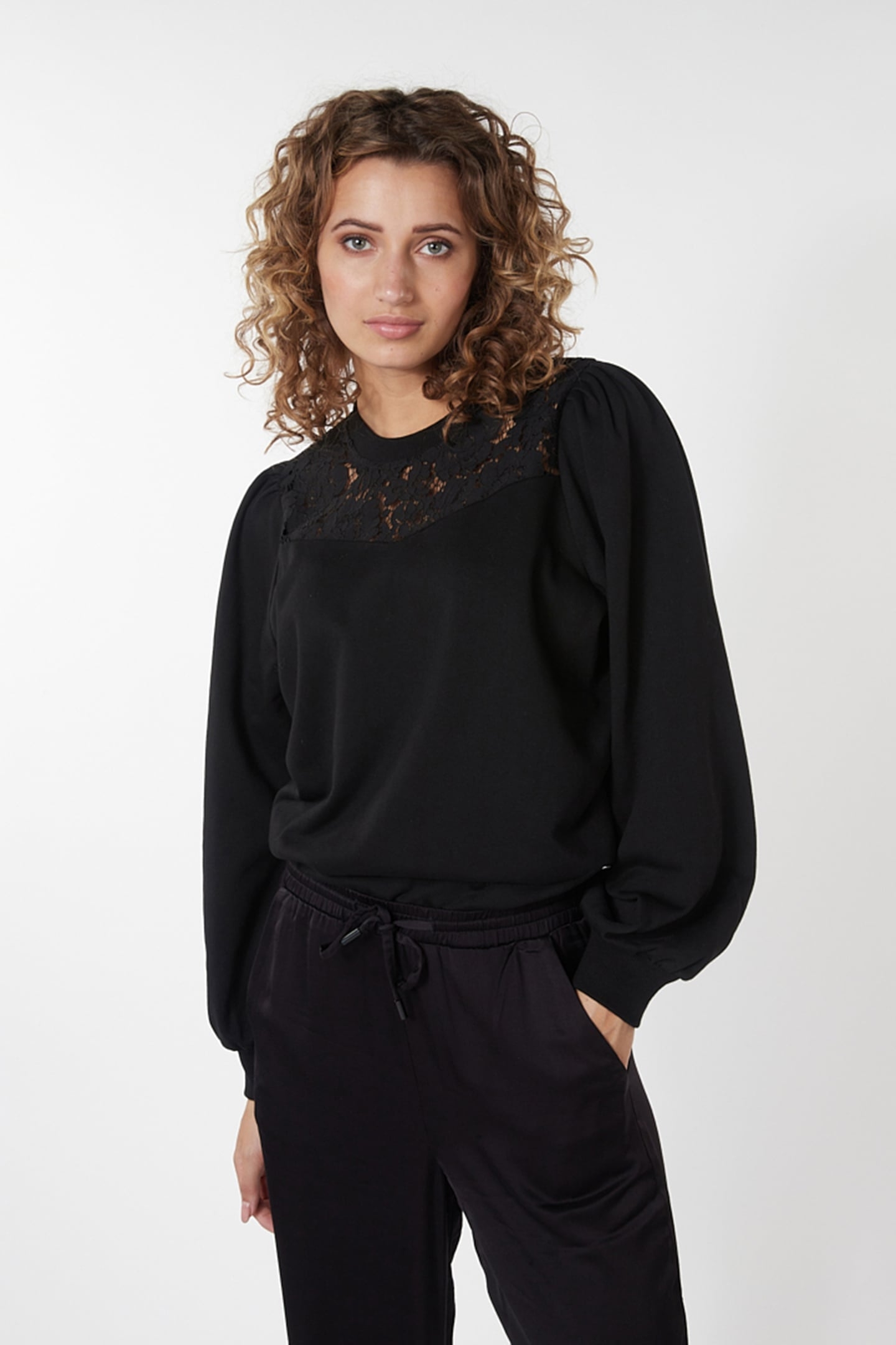 SWEATER LACE BLACK 1