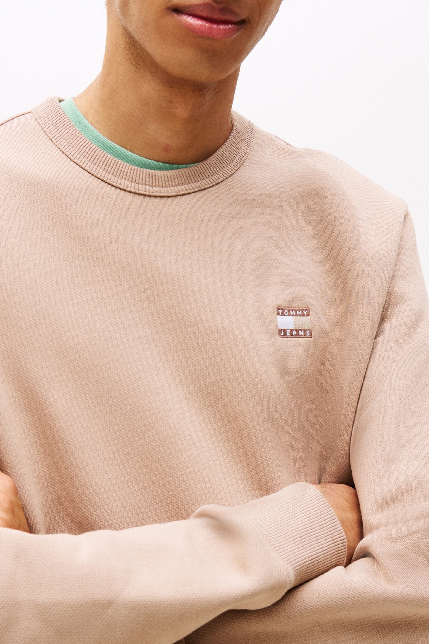 TONAL TOMMY BADGE CREW NECK SWEATSHIRT COASTAL TAUPE 5