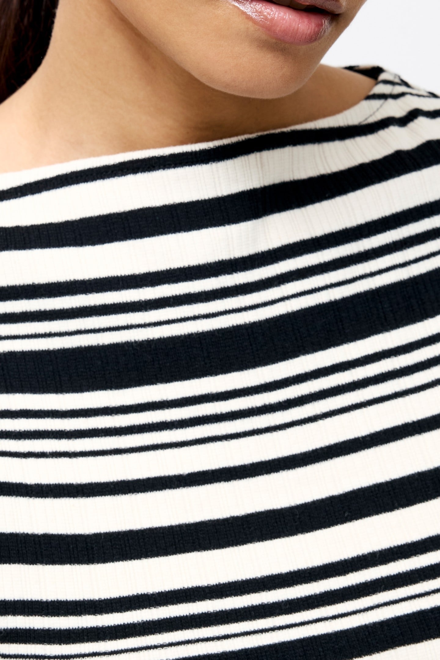 SASIA RIB FITTED TOP BLACK/WHITE 4