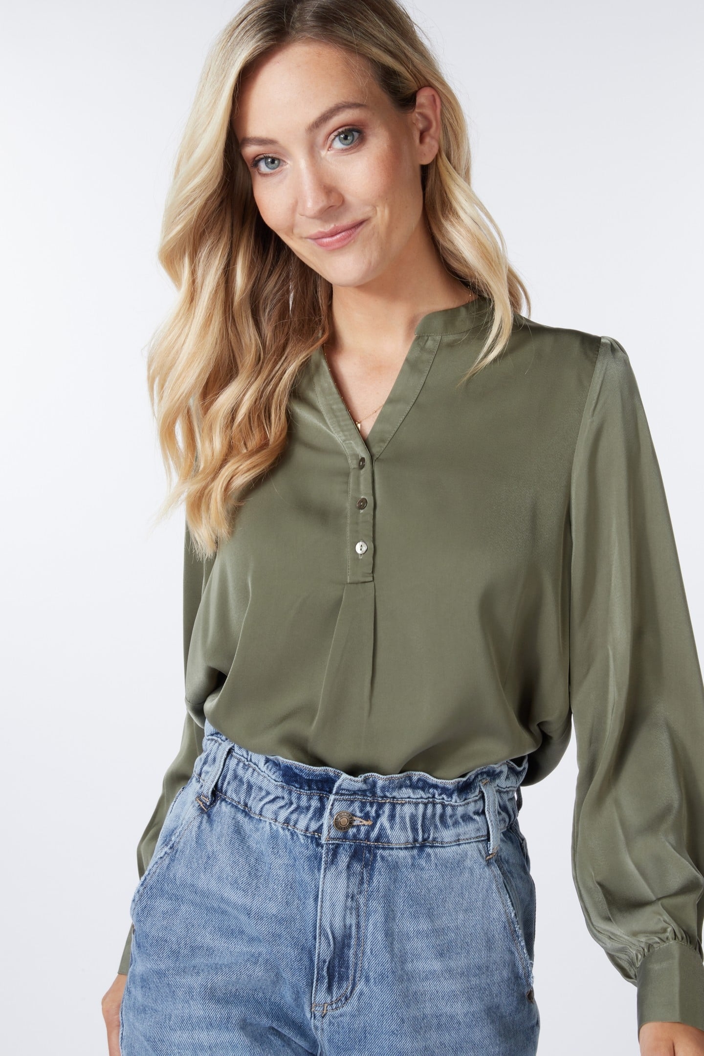 BLOUSE V-NECK SATEEN LEAF GREEN 4