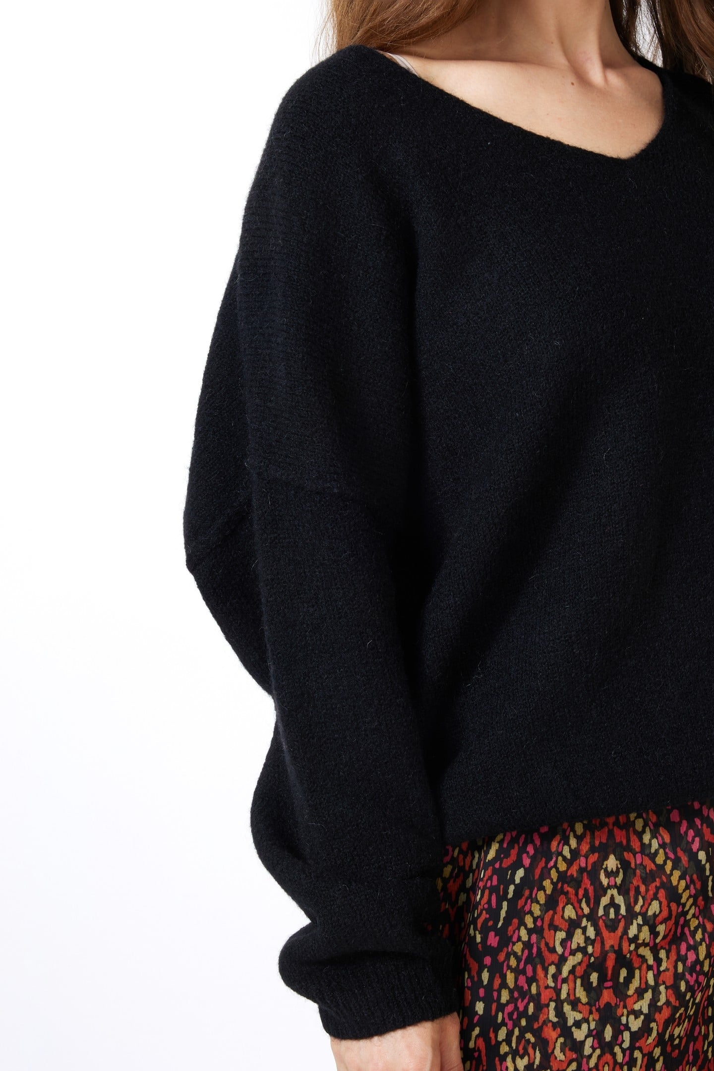 SWEATER V-NECK BLACK 7