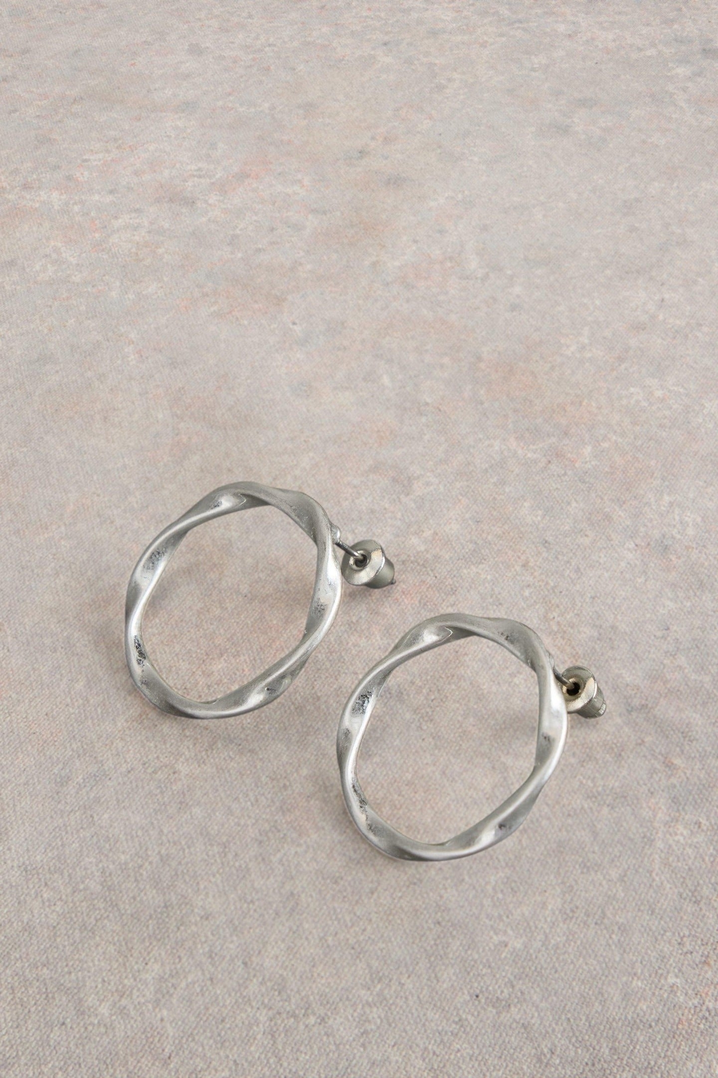 CYNTHIA ROUND EARRING SILVER TONE METALLIC 1