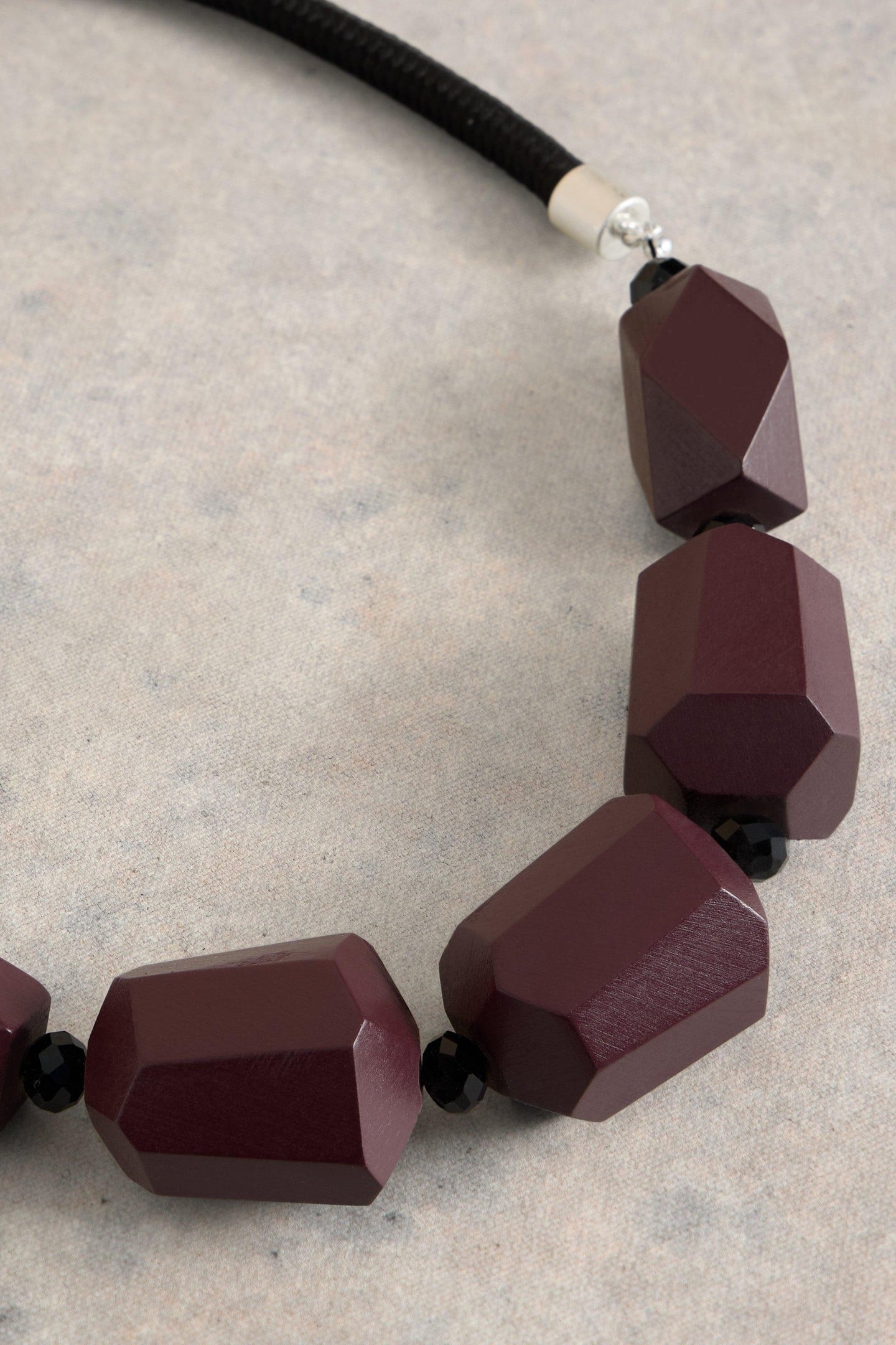 CARNATION BEADED NECKLACE DARK PLUM 1