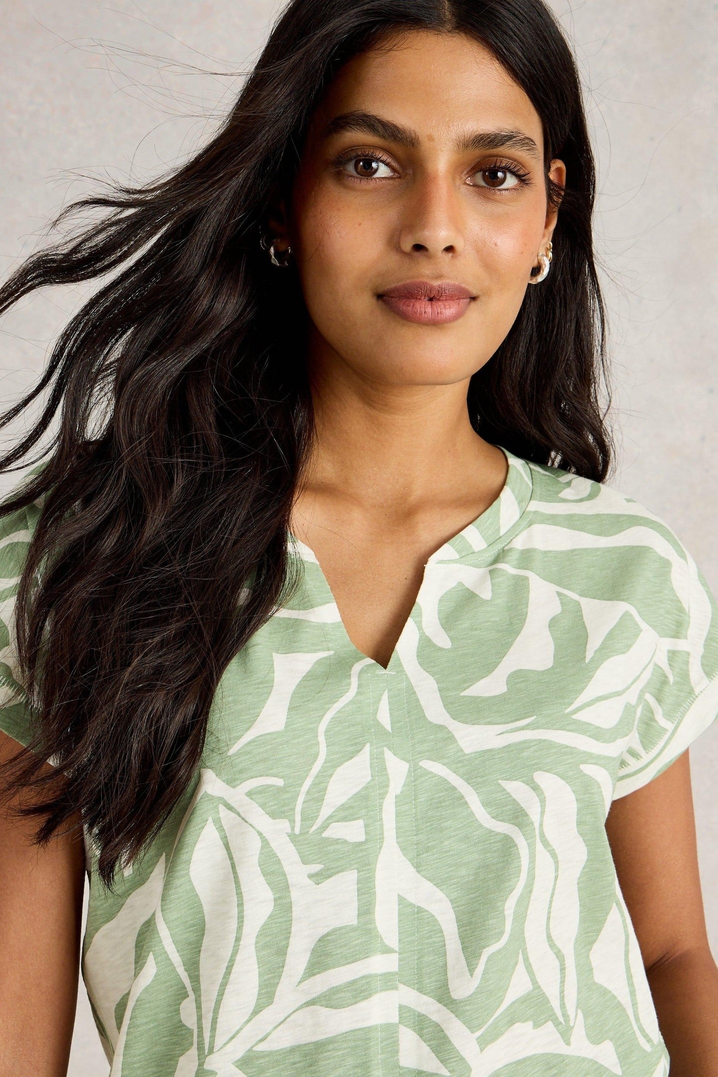 NELLY NOTCH NECK TEE GREEN PRINT 6