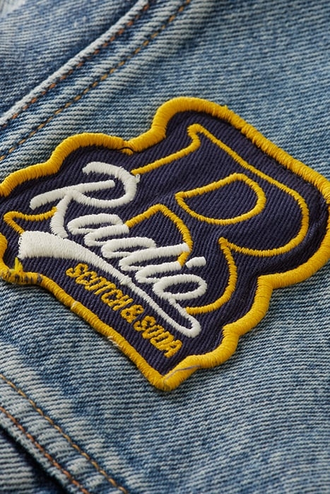 CUT OFF SLEEVELESS DENIM TRUCKER WITH BADGES HEADLINE ACT 8