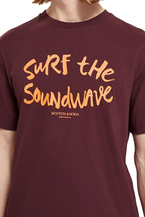 REGULAR FIT CHEST ARTWORK T-SHIRT IN ORGANIC COTTON BERRY WI 5