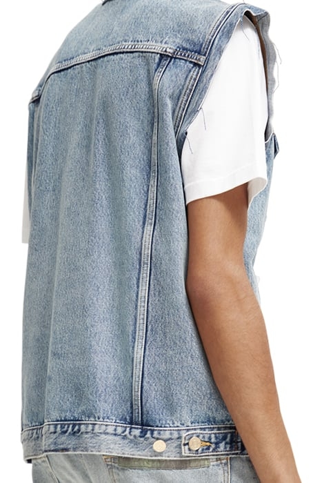 CUT OFF SLEEVELESS DENIM TRUCKER WITH BADGES HEADLINE ACT 7