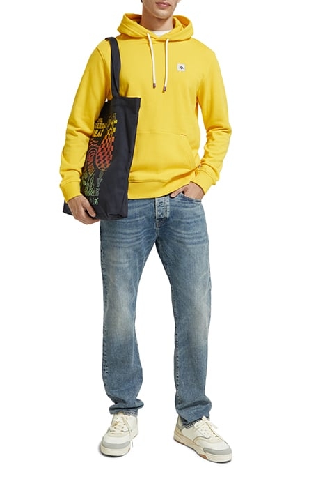 REGULAR FIT ESSENTIAL BADGE HOODIE IN ORGANIC COTTON SPOTLIG 3