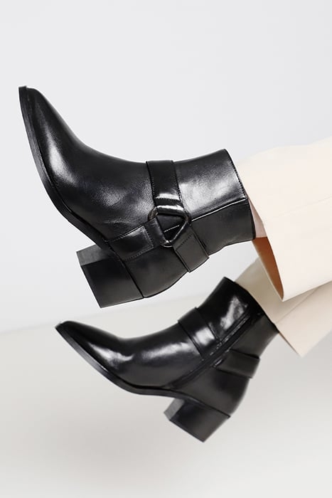 SHELLY CARTER ZWART 2