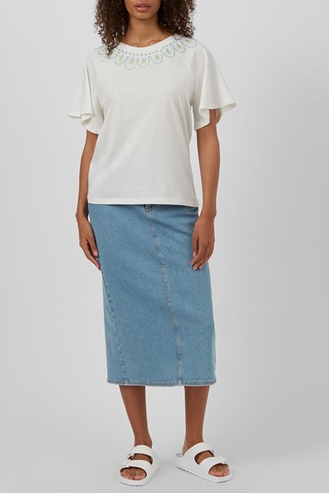 EMBROIDERY DETAILS SSLV TEE WHITE 2