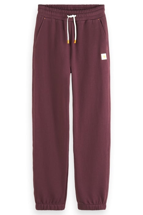 ESSENTIAL BADGE SWEATPANT IN ORGANIC COTTON BERRY WINE 4