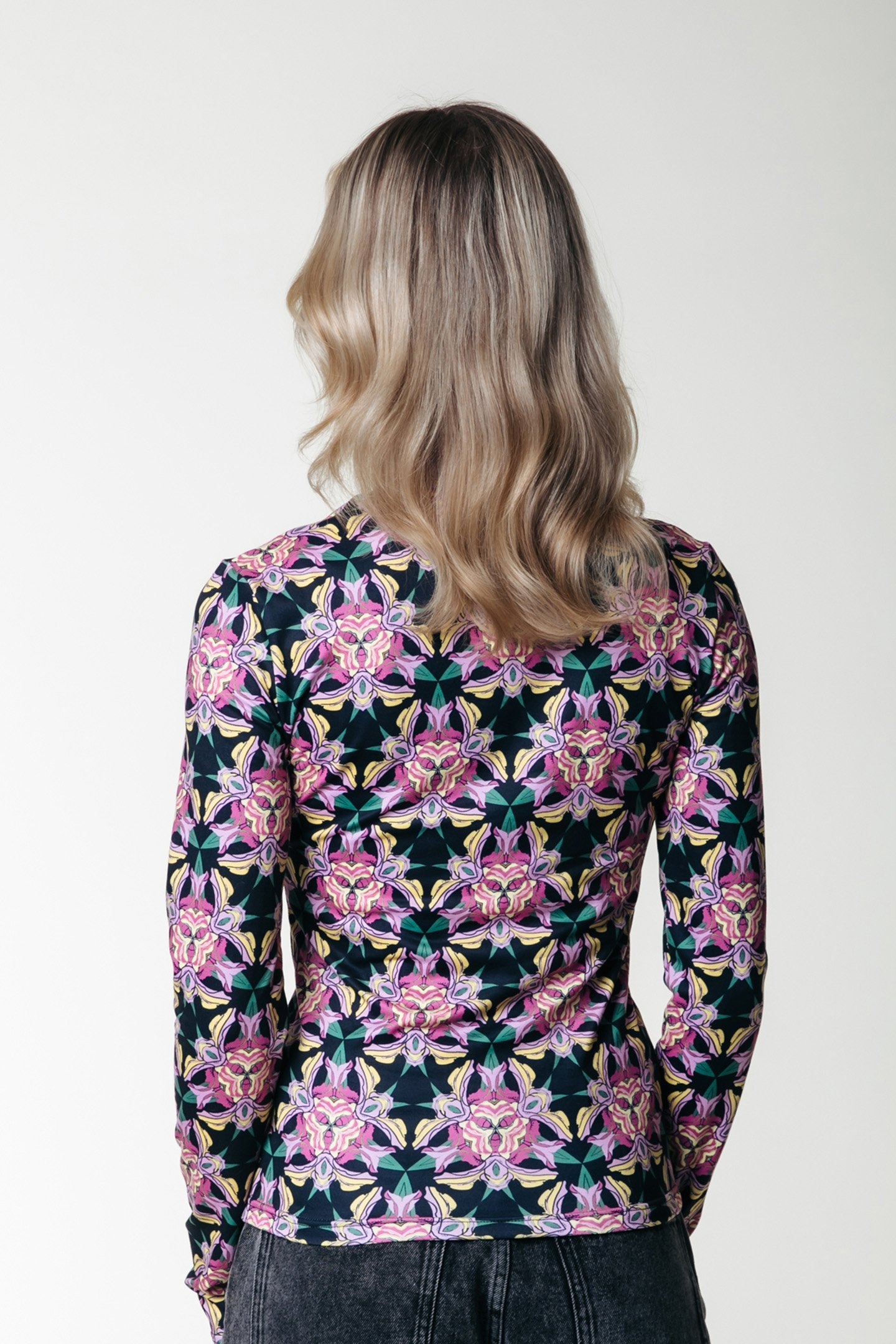 NEYO GRAPHIC FLOWER PEACHED TURTLENECK TOP SOFT GREEN 2