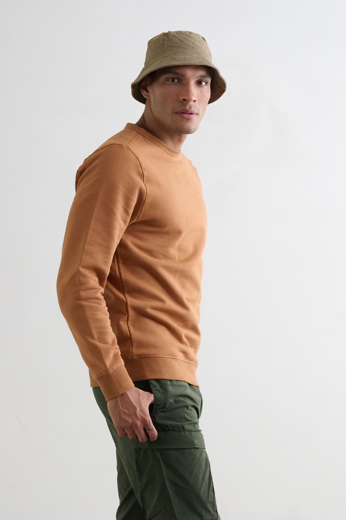 SWEATER ALMOND 3