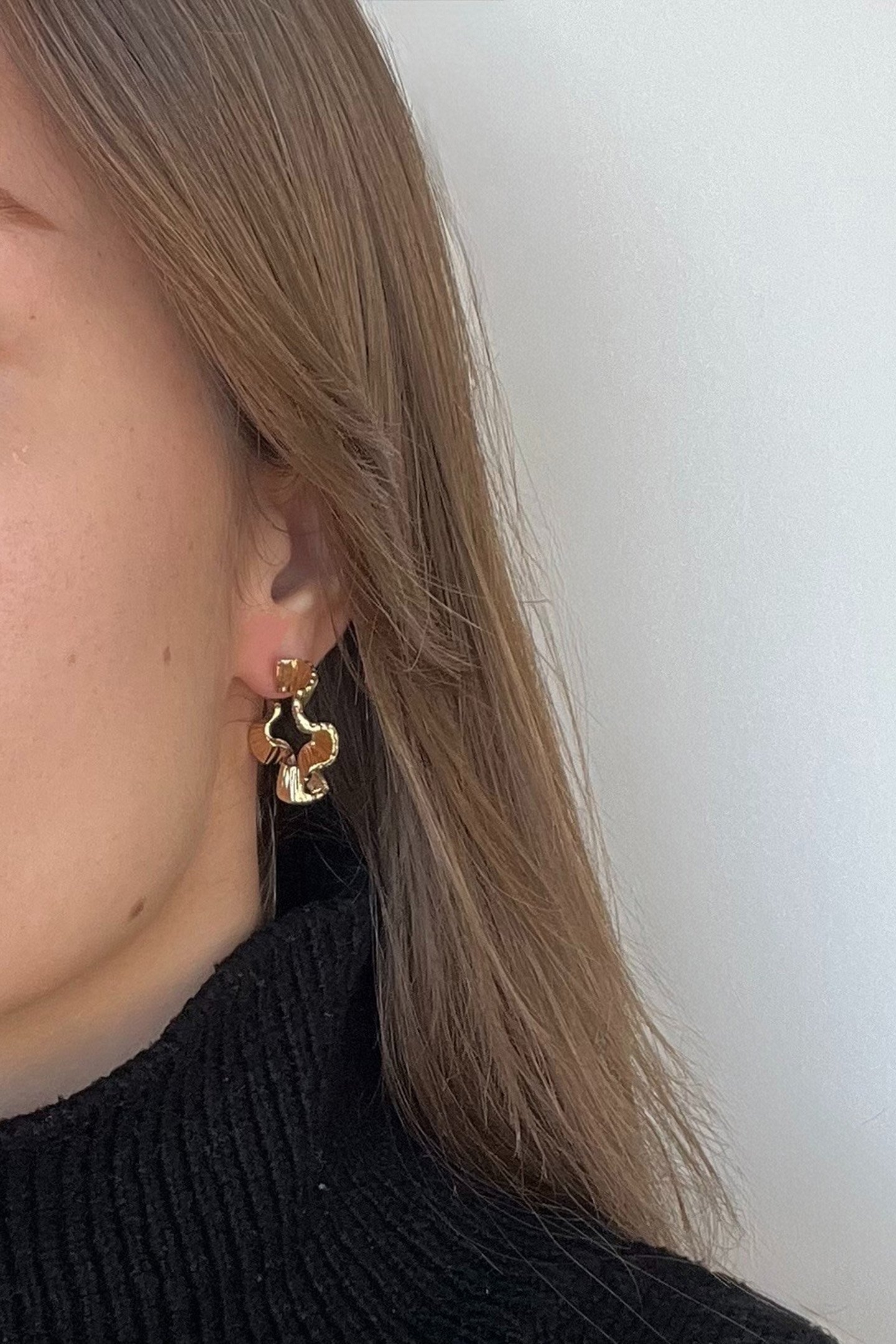 SQUIGGLE GOLD HOOPS 2