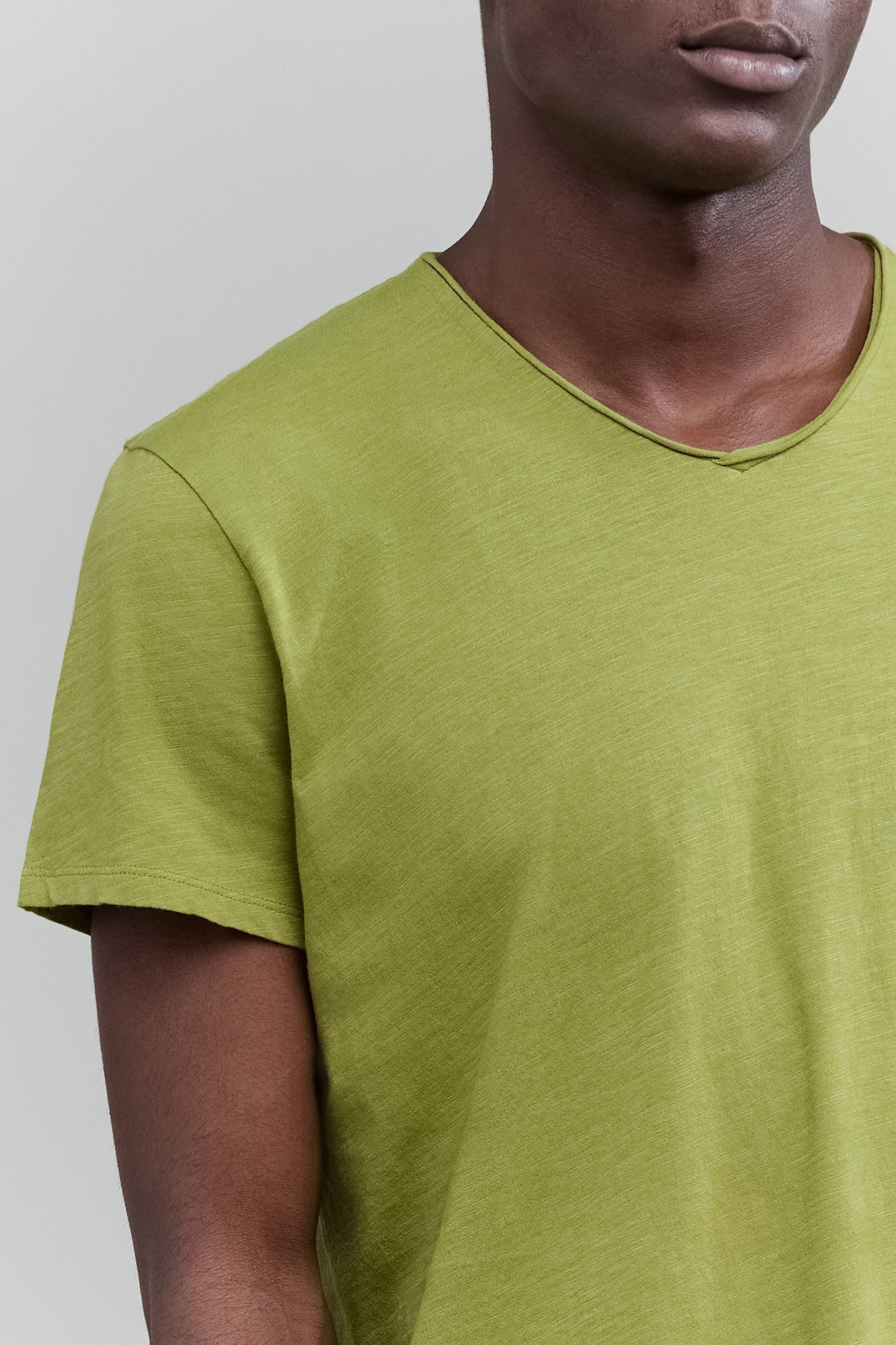MOSS ORGANIC COTTON ESSENTIAL V-NECK T-SHIRT 6