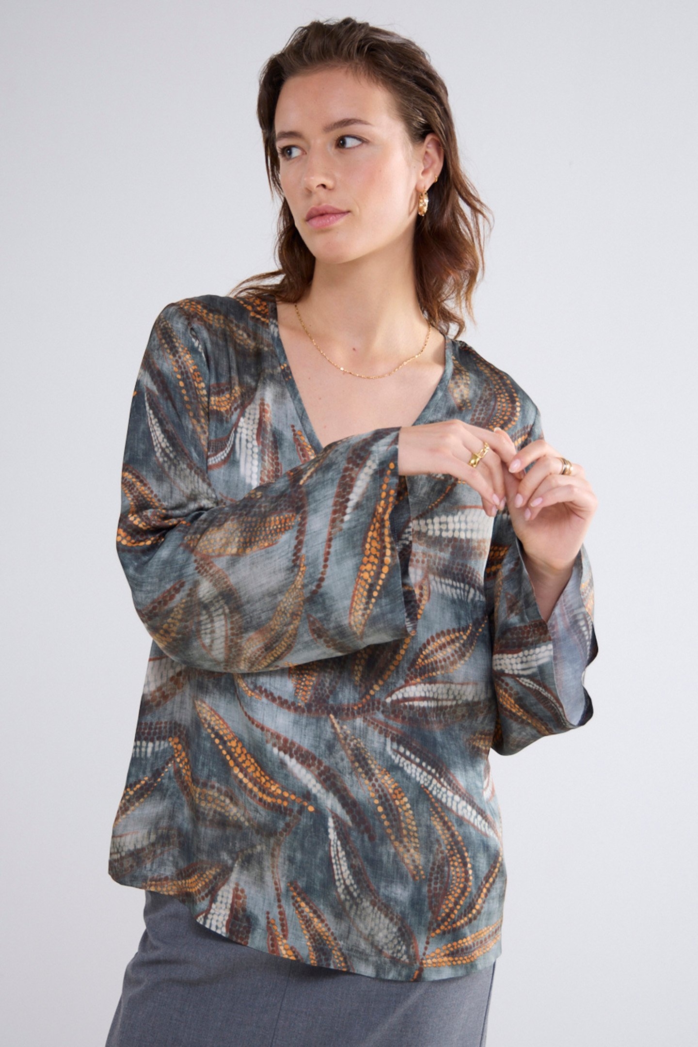 TOP V NECK DOTTED LEAFS GREYS 1