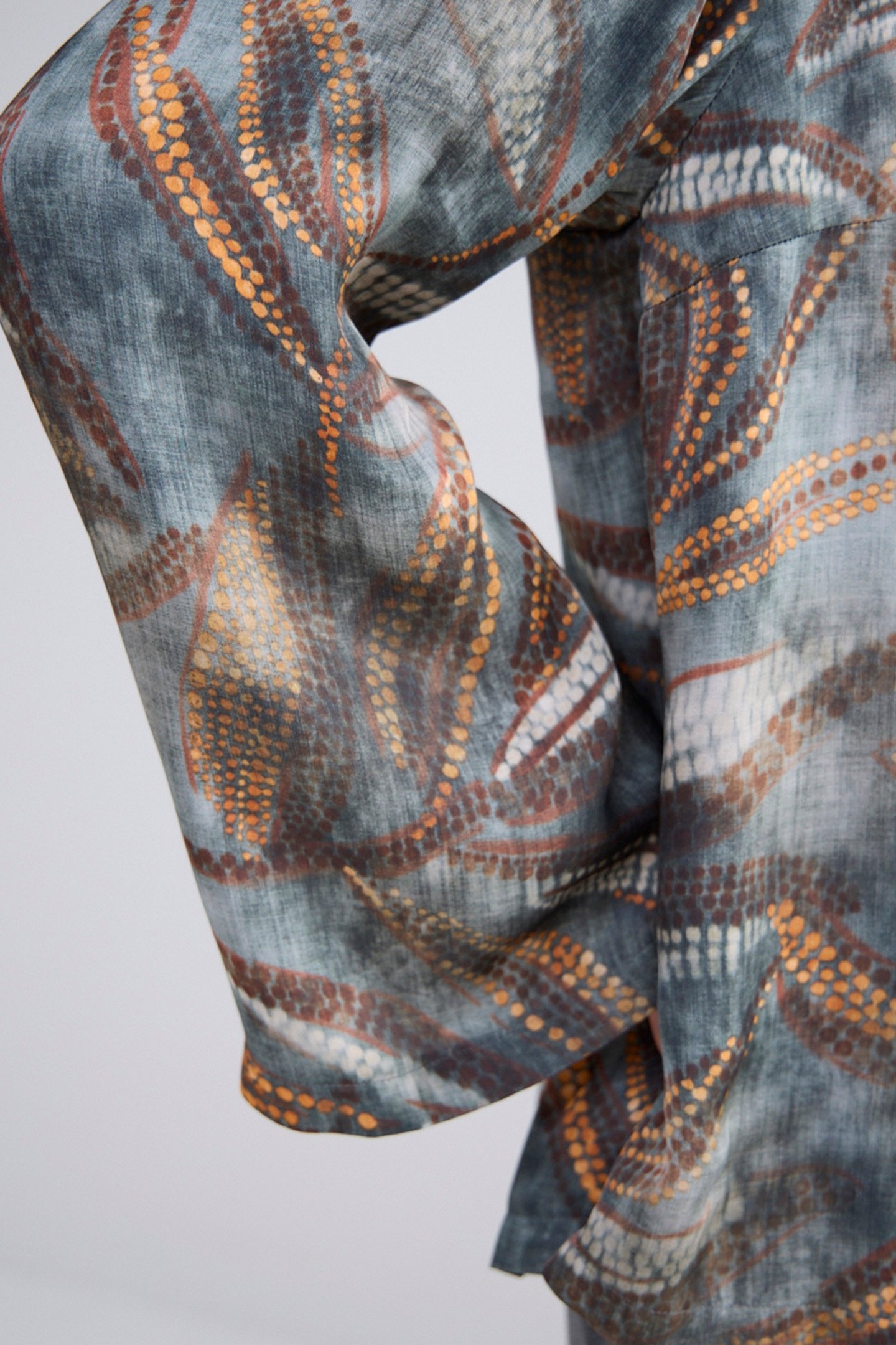 TOP V NECK DOTTED LEAFS GREYS 5