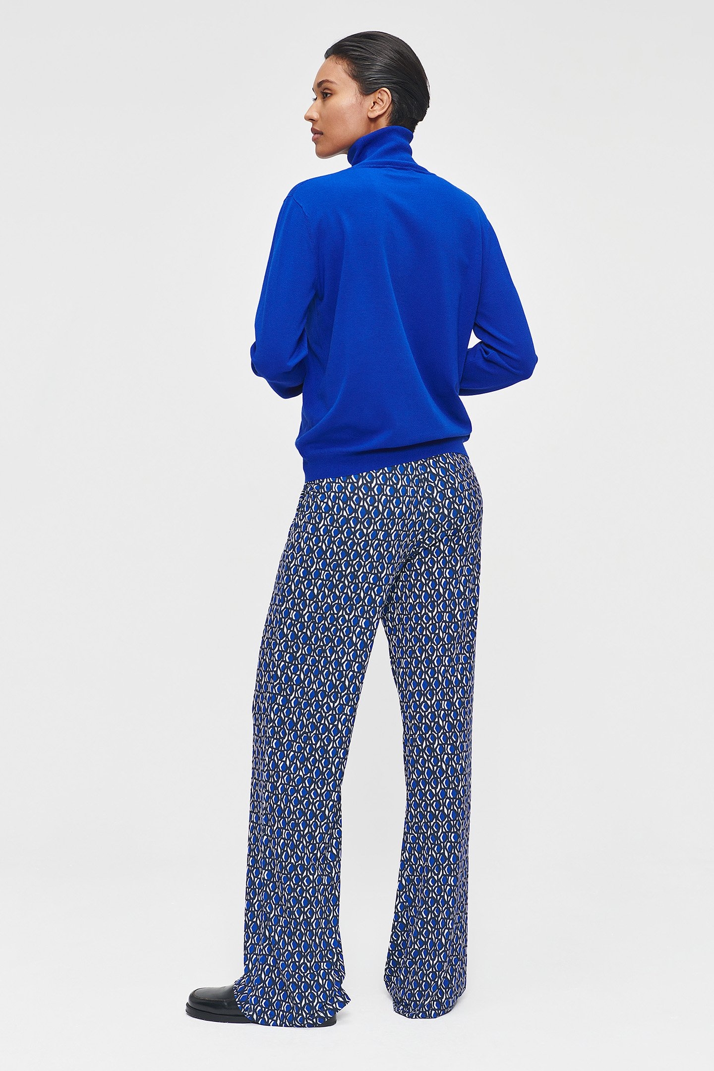 FLUID PRINT FLARED PANTS BLUE 3