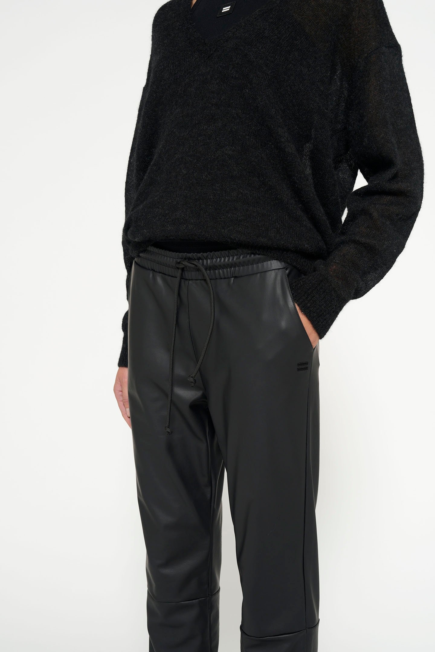 THE LEATHERLOOK CROPPED JOGGER BLACK 7