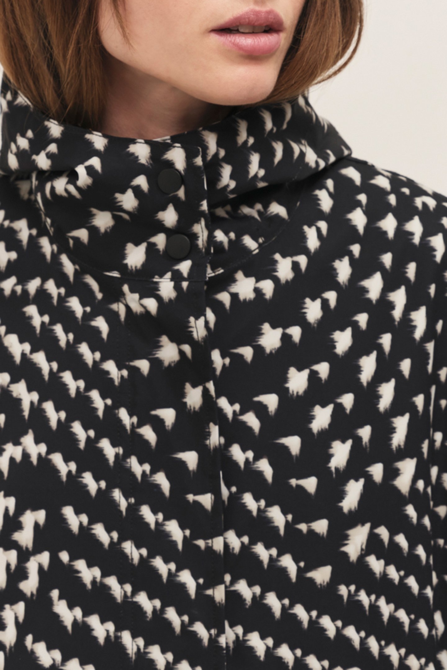 DODA BLACK PARKA WITH OPTICAL PRINT 6