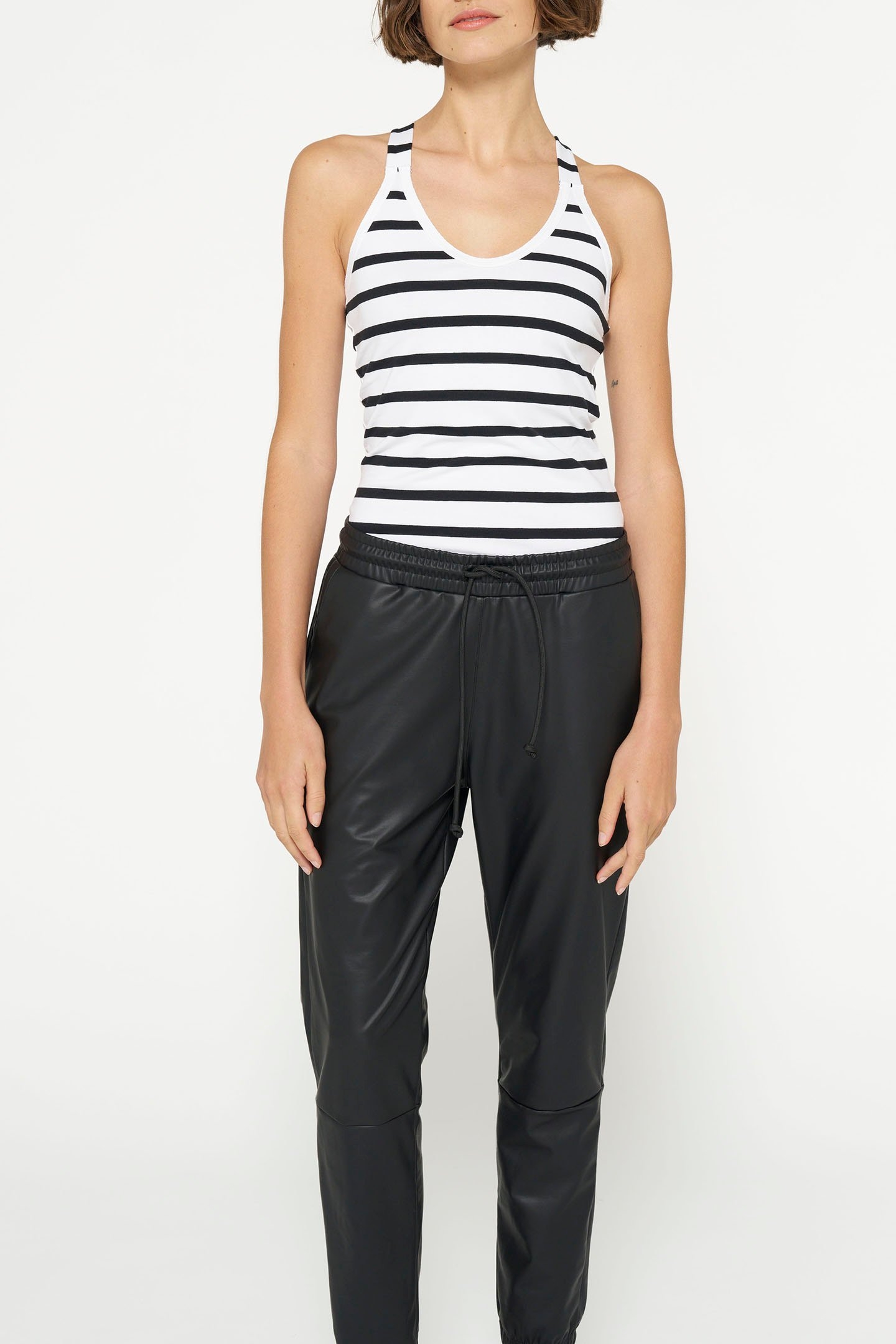 THE LEATHERLOOK CROPPED JOGGER BLACK 6