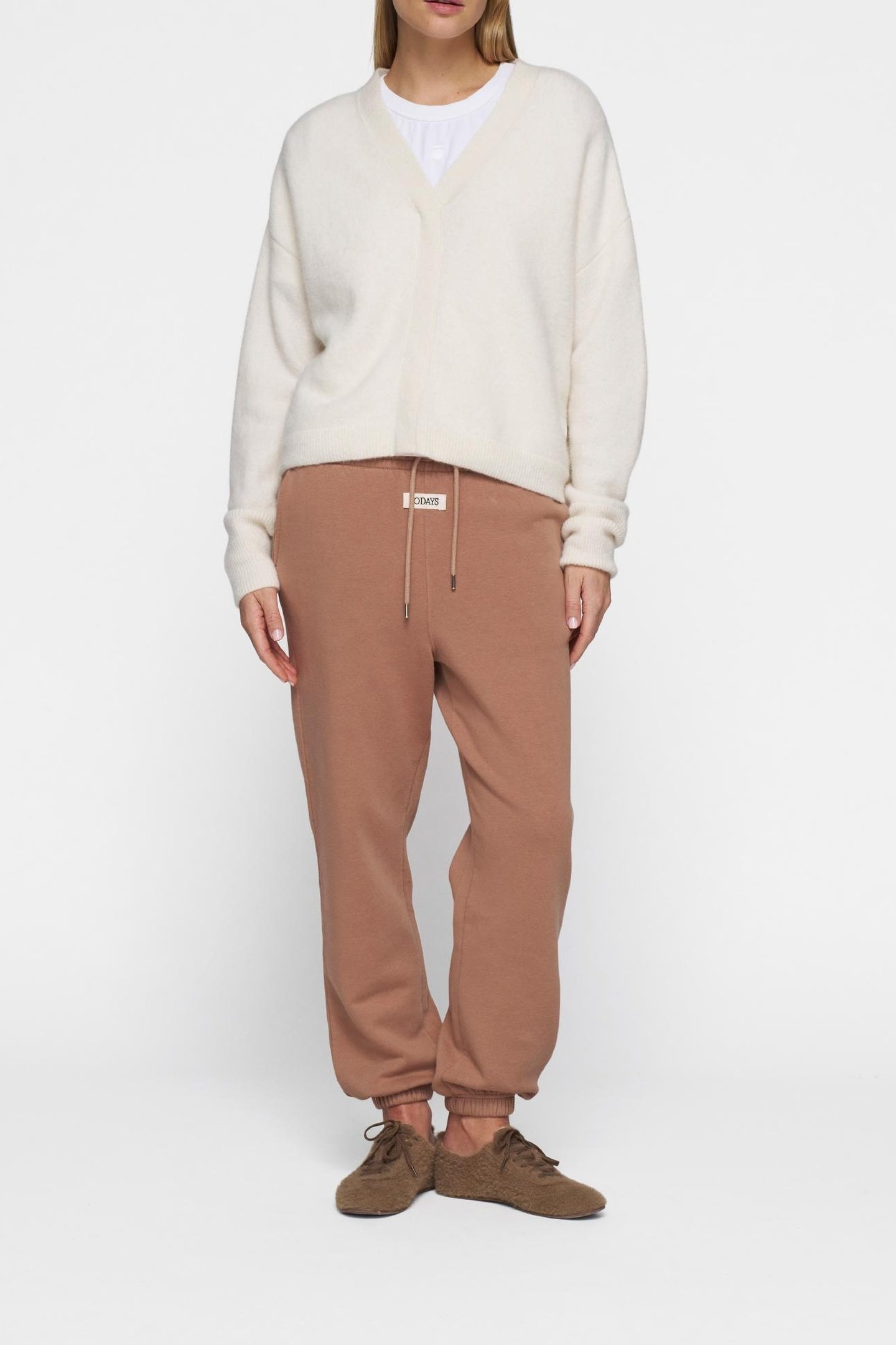 V-NECK KNIT SWEATER 1002 1