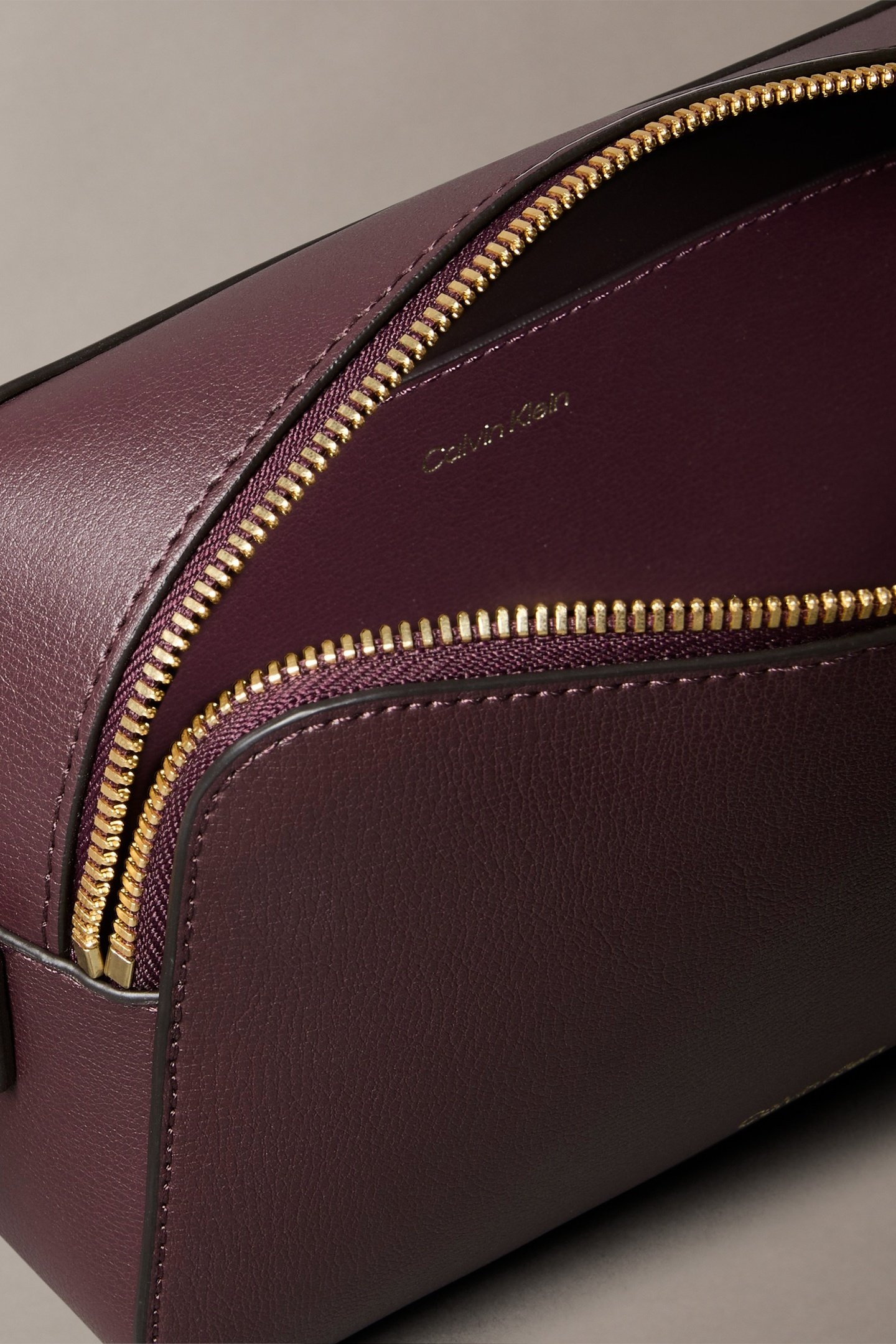 FOIL LOGO ELONGATED CAMERA BAG FUDGE/ESPRESSO 2