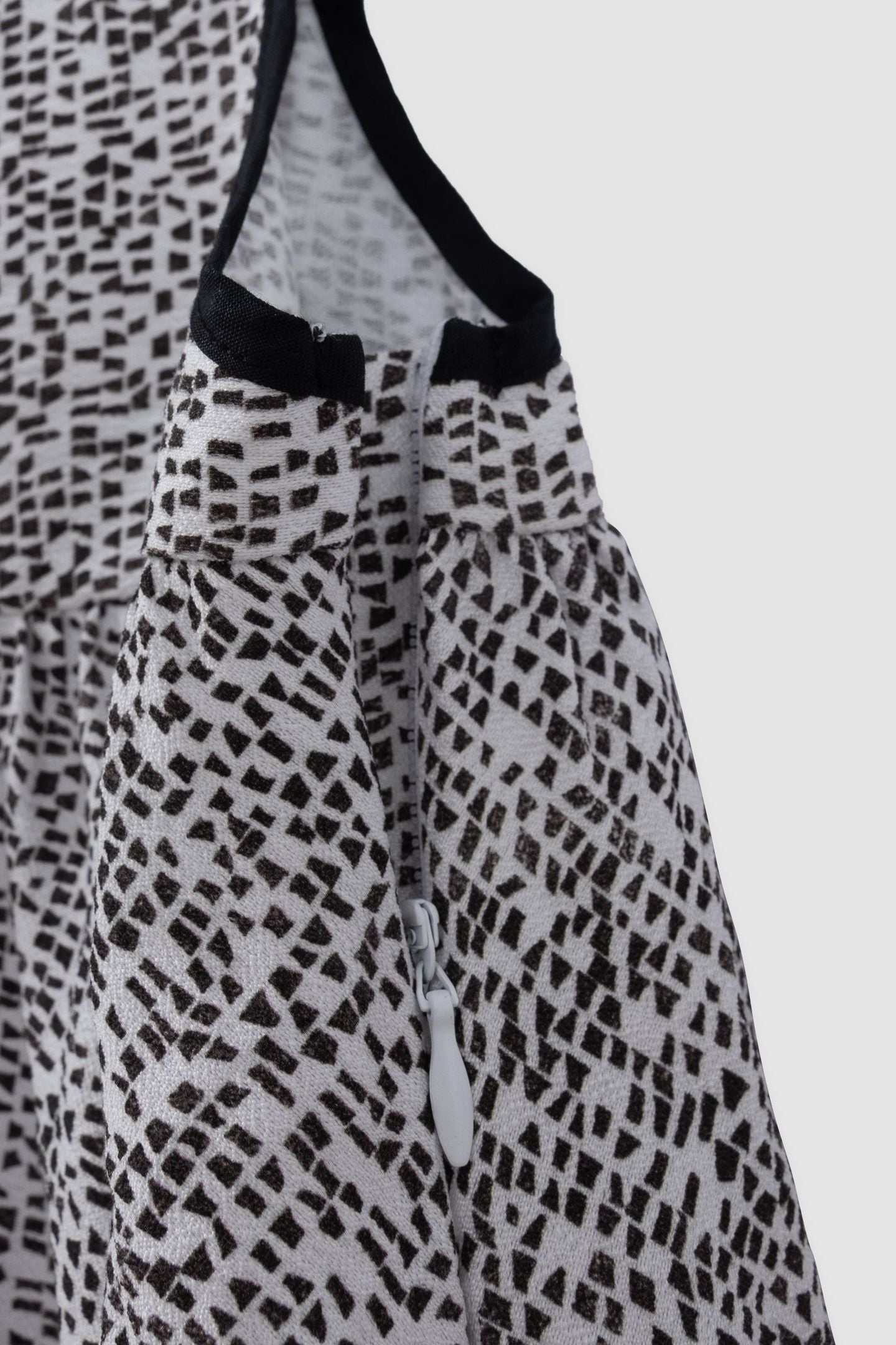 BLACK GRAPHIC PRINT CAMISOLE 4