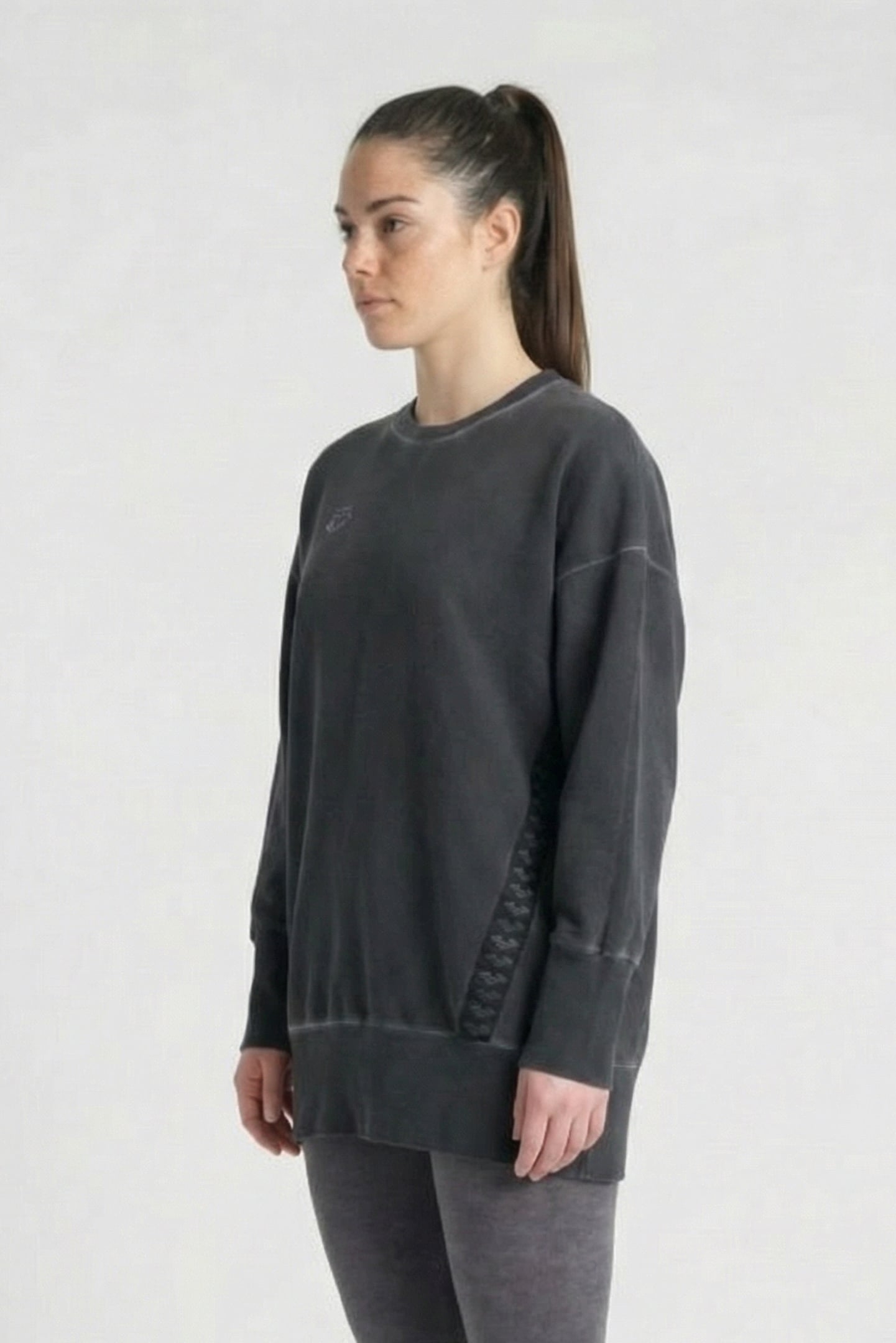 WOMEN'S ARENA ICONS OVERSIZE CREW DELAVE BLACK WHITE 3