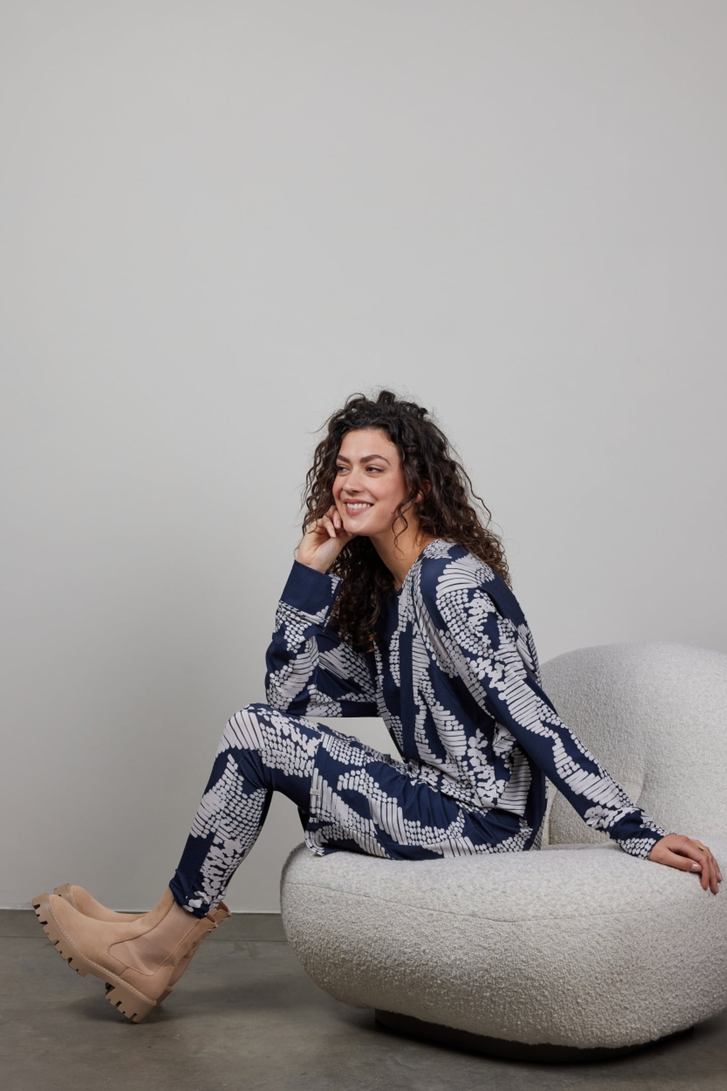 BASIC LEGGING IN DARKBLUE MET DANCING DOTS PRINT 3