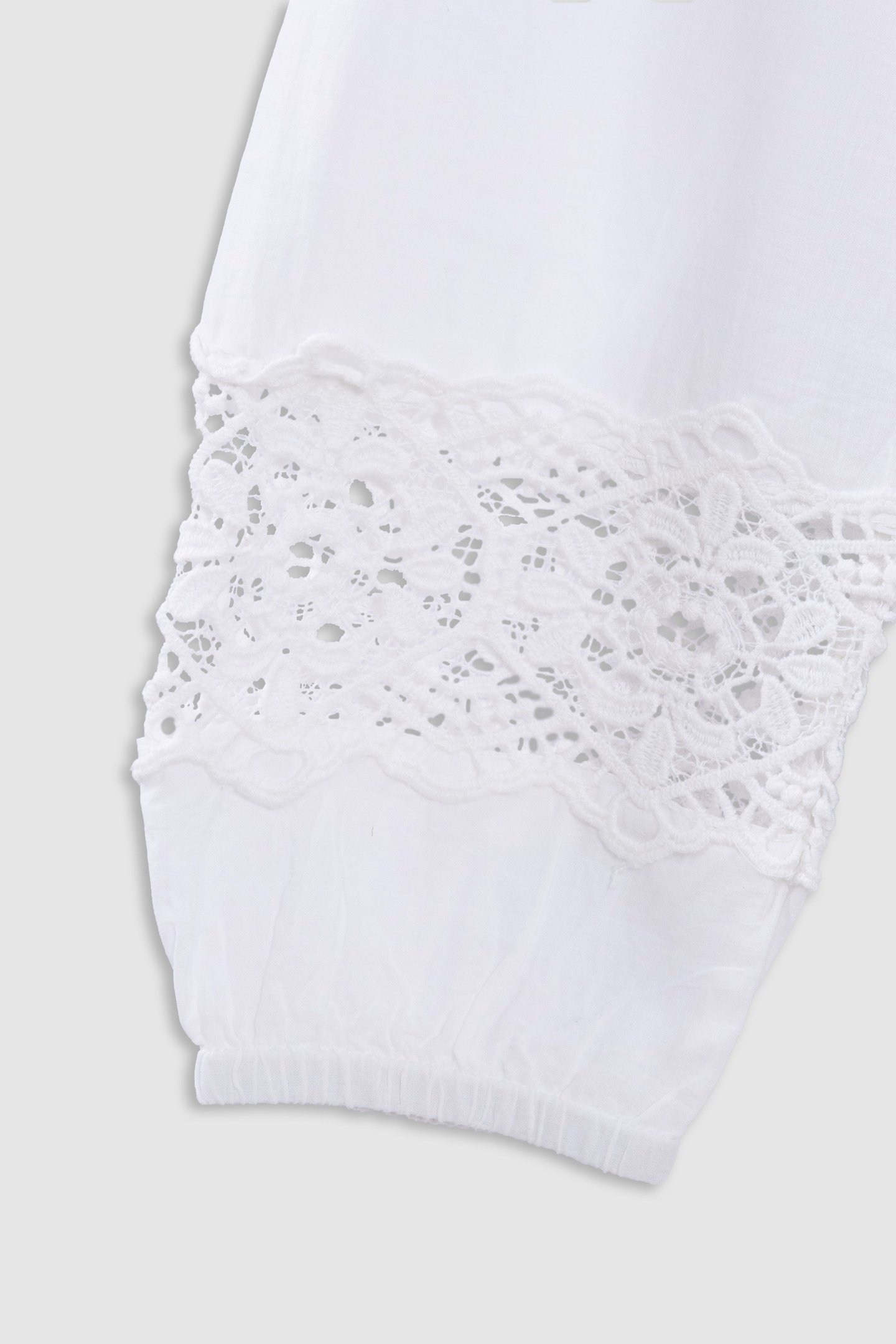 LOOSE-FITTING WHITE BLOUSE DECORATED WITH LACE EMBROIDERY 4