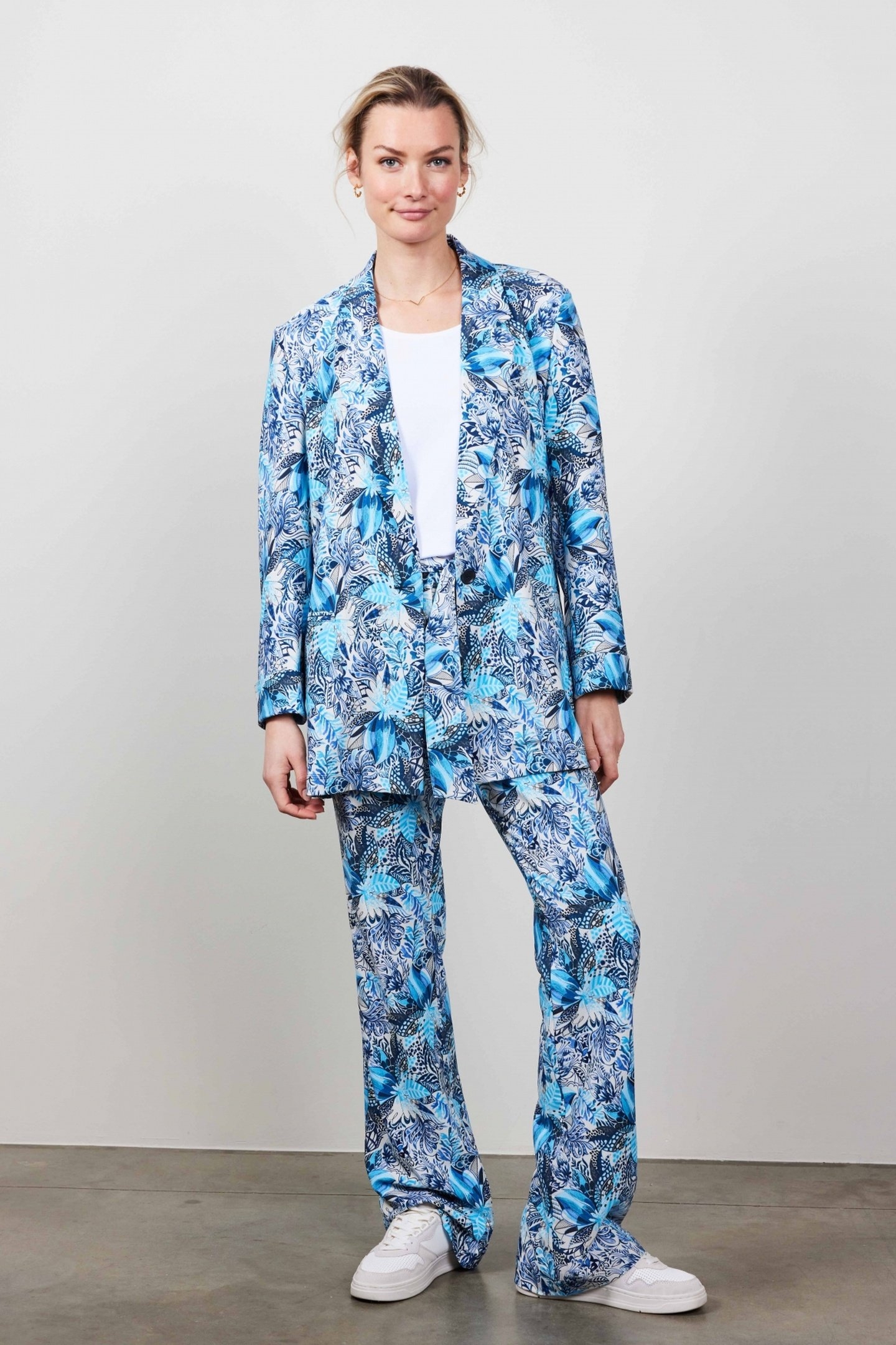 TRAVEL PANTS PASEO IN OFFWHITE WITH BLUE AZUR FUSION PRINT 1