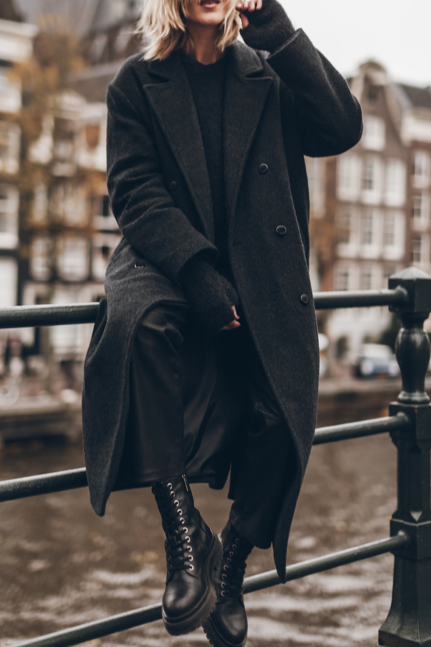 THE BLACK WOOL COAT 3