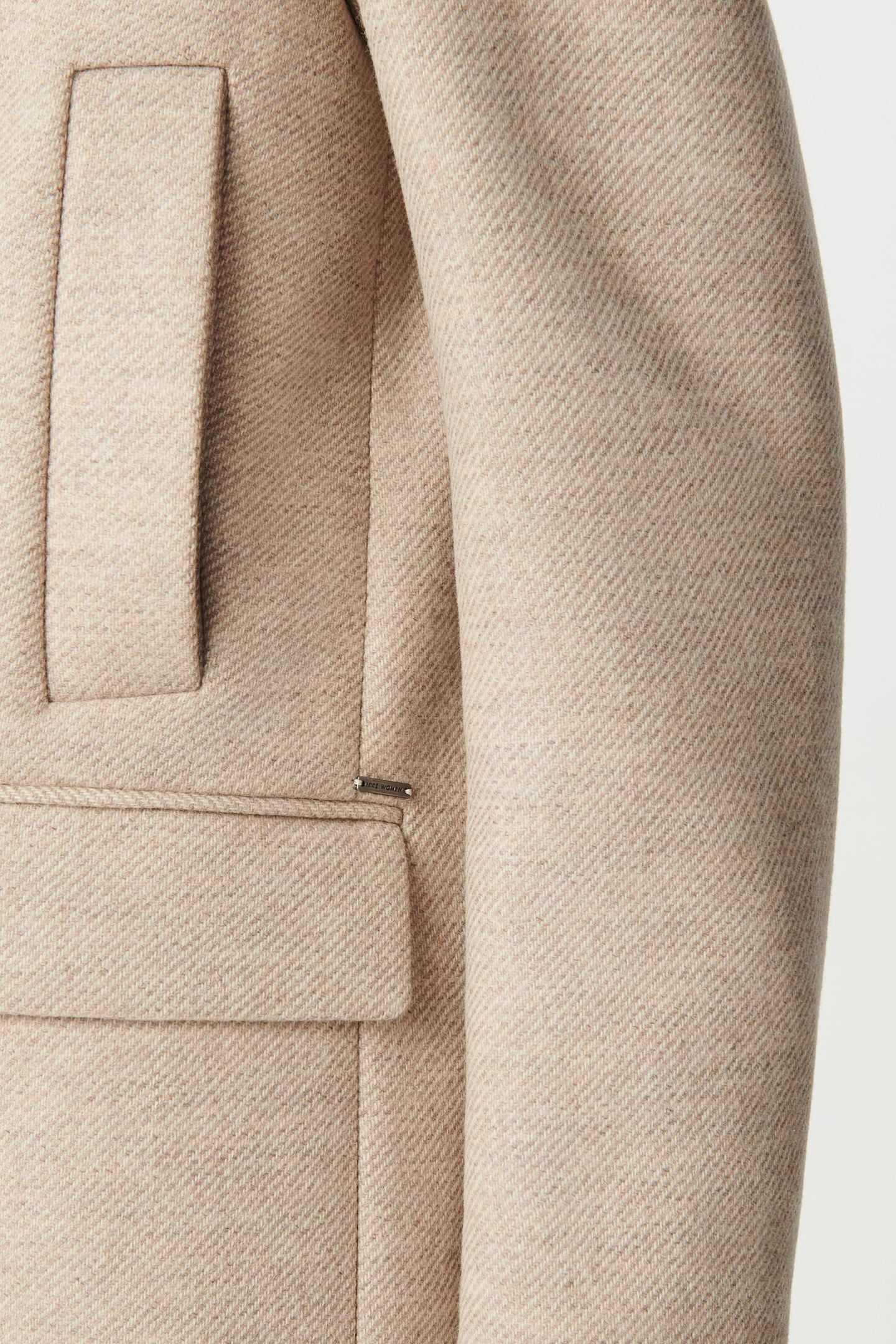 STRAIGHT SESAME COAT DECORATED WITH RHINESTONE BROOCH 7