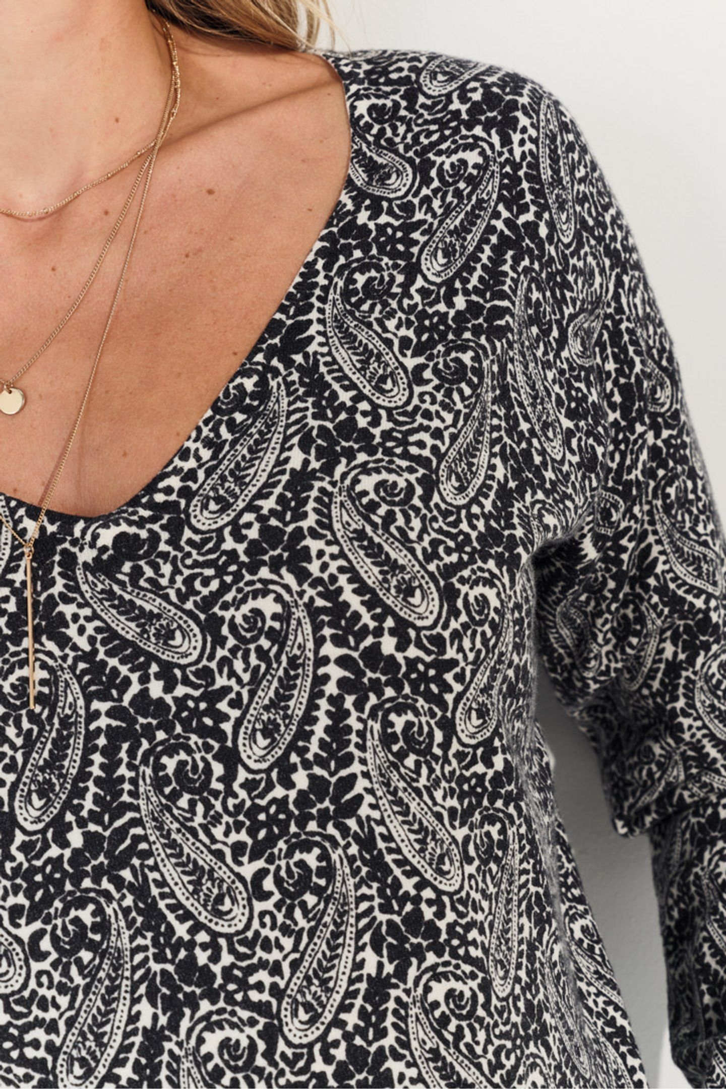 TOKAY - BLACK KNITTED SWEATER WITH NEO CASHMERE PATTERN 3