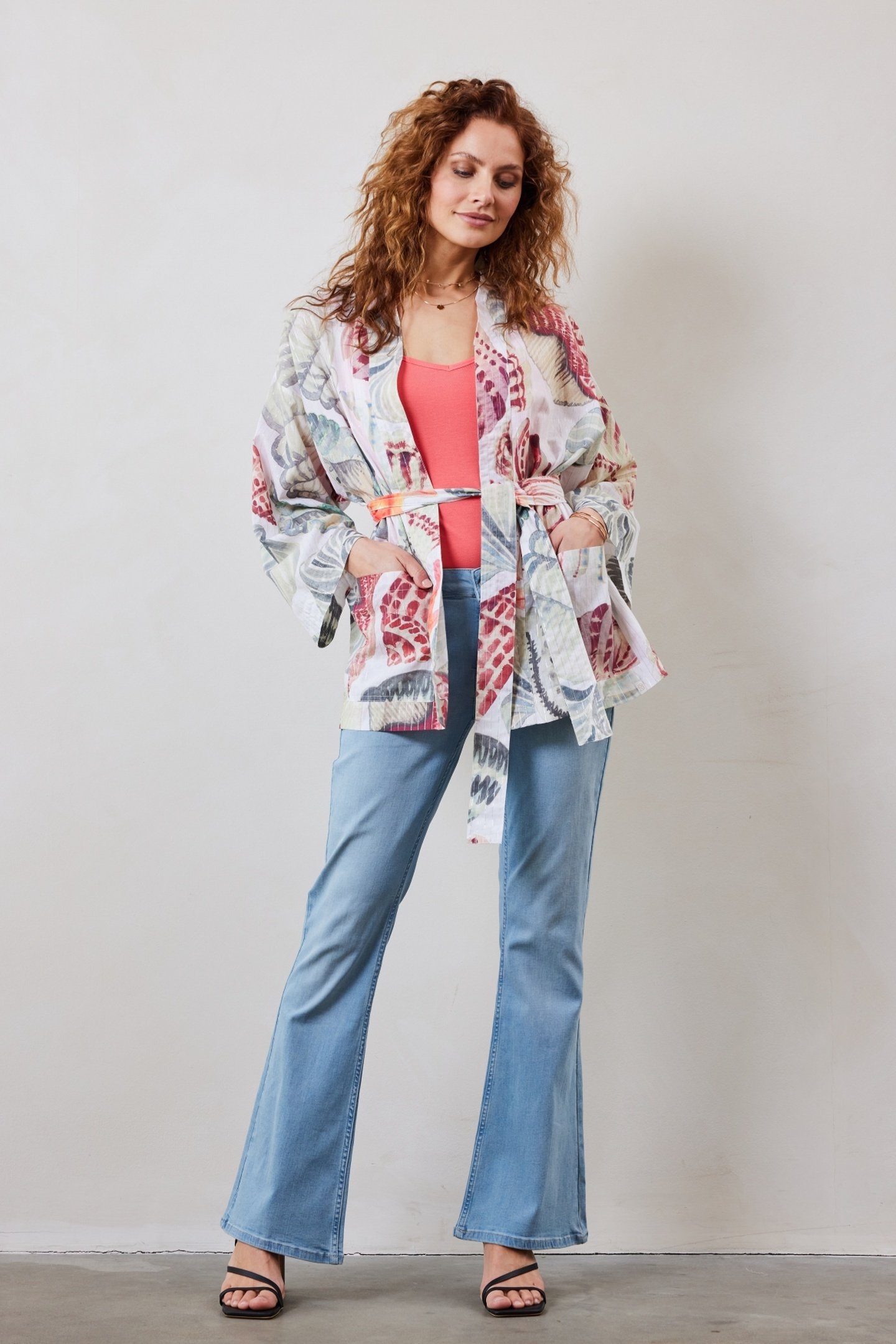 KIMONO IN OFFWHITE WITH OCEAN TREASURES XL PRINT 2