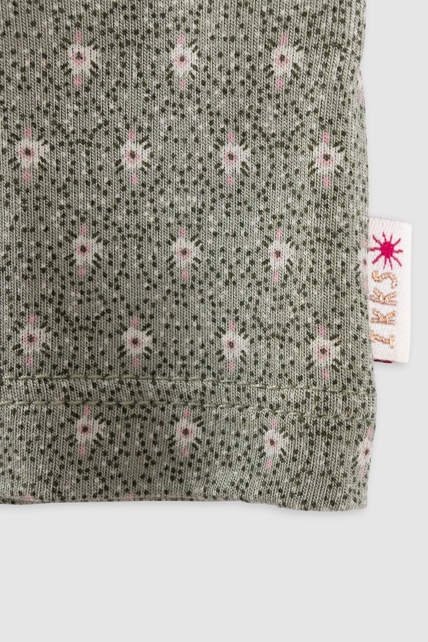 MINIMALIST GRAPHIC-PRINT KHAKI T-SHIRT 6