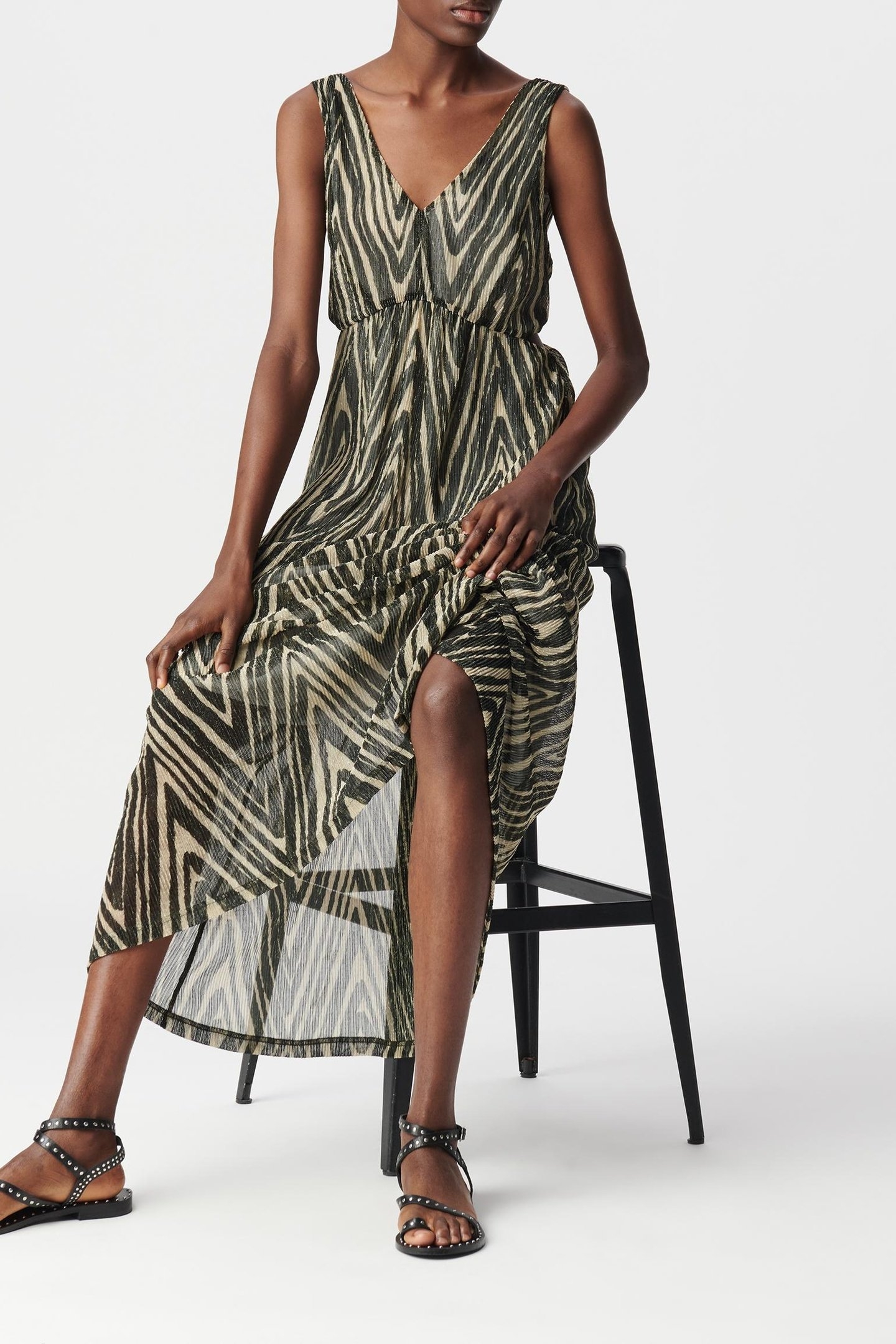 BLACK LONG DRESS WITH GOLD HERRINGBONE PATTERN 3