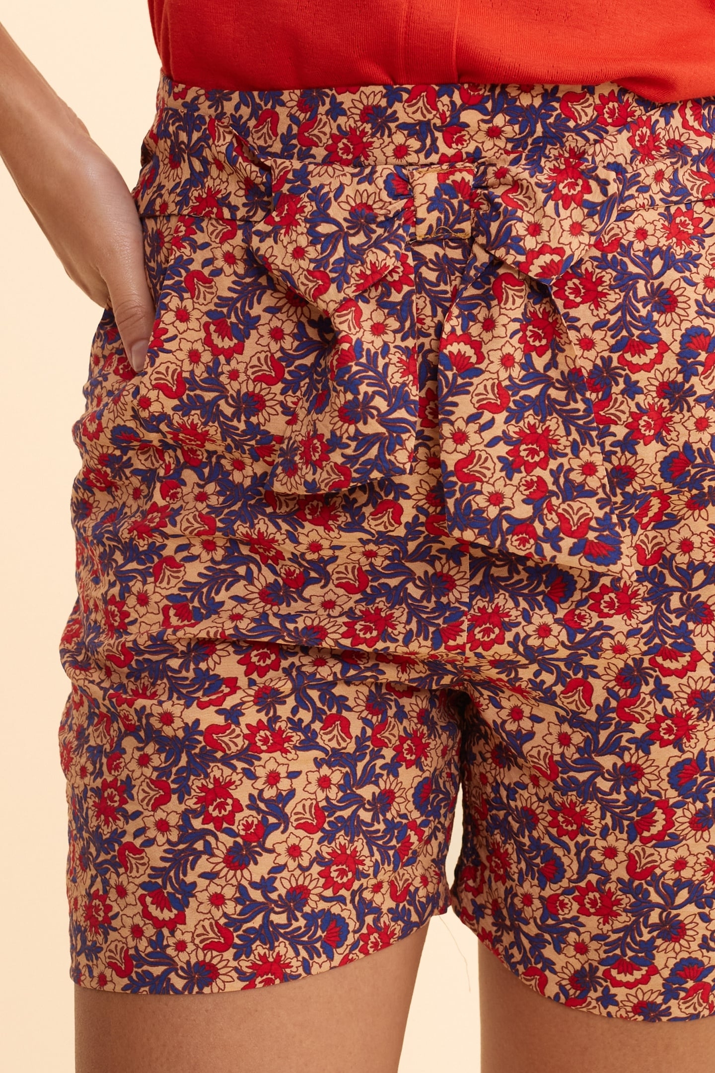 RED BELTED SHORTS WITH FLOWERY PRINT ECRU 4