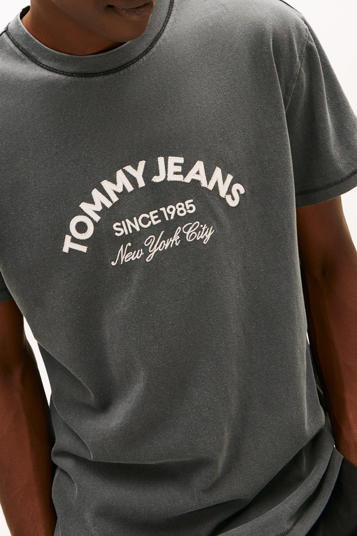 ARCH LOGO TEXTURED T-SHIRT BLACK 5