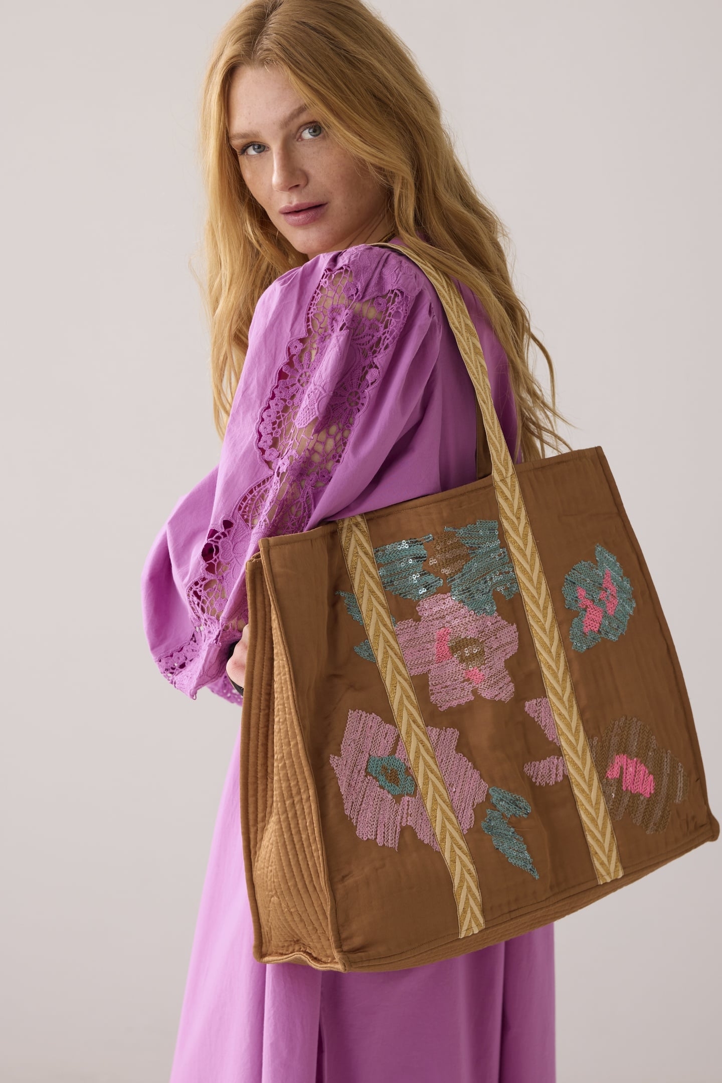 BAG SATIN EMBROIDERED PEANUT 3